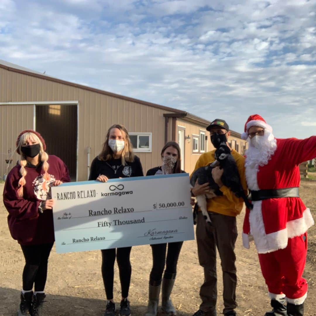 ティモシー・サイクスのインスタグラム：「I’m proud to announce a new $50,000 donation from @karmagawa to @boochaces to help care for more animals as their rescue farm in New Jersey is truly a godsend to soooo many animals that would otherwise suffer or be killed. Also, it’s worth noting that Caitlin who runs @boochaces is so incredible because I told her I’d be down in Florida and Georgia and if she could recommend any great animal sanctuaries and that’s how @karmagawa donated to @rvrhorserescue @sweetolivefarm and @farmofthefree even though Caitlin had no idea I was also going to surprise her with a big check for the holidays too! She didn’t care if she got a donation or not, she just wants to help as many animals as possible and I absolutely love that…many more charities should support each other, not compete against one another, to help the most number of people and animals alike! #animalrescue #animalsarefriends #animalsdeservebetter #ranchorelaxo #karmagawa #hebrewclaus」