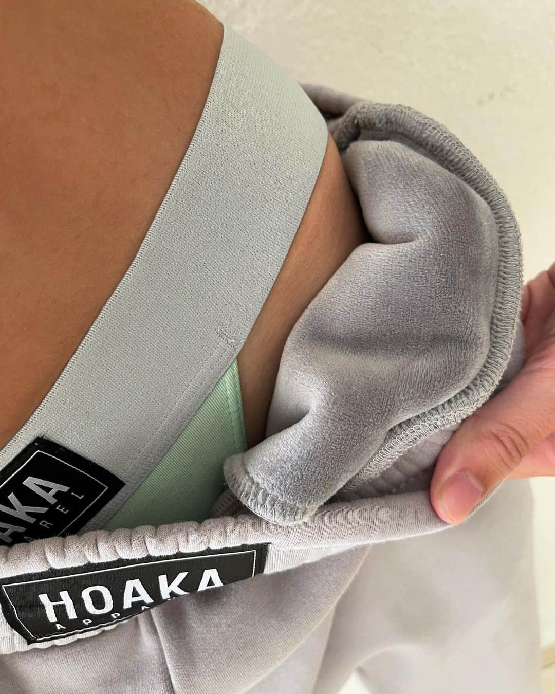 Elisabeth Riouxさんのインスタグラム写真 - (Elisabeth RiouxInstagram)「I was so excited to show u these @hoaka_apparel 😭 Mint triangle top , V string & the grey joggings are ALL LAUNCHING on dec 19 at 4pm (mtl/nyc time zone) 🦋 those are the comfiest underwear EVER mixed with the comfiest joggings EVER , what a perfect mix 🥺 be quick cause I’m afraid we won’t have enough inventory for everyone, I wasn’t expecting so much excitement when I announced them in my stories yesterday 🙏🏽 sizing chart will be available tomorrow, we offer from XS to XXL and on this photo I’m wearing XS 🌿 INTERNATIONAL SHIPPING 🌏」12月18日 5時51分 - elisabethrioux