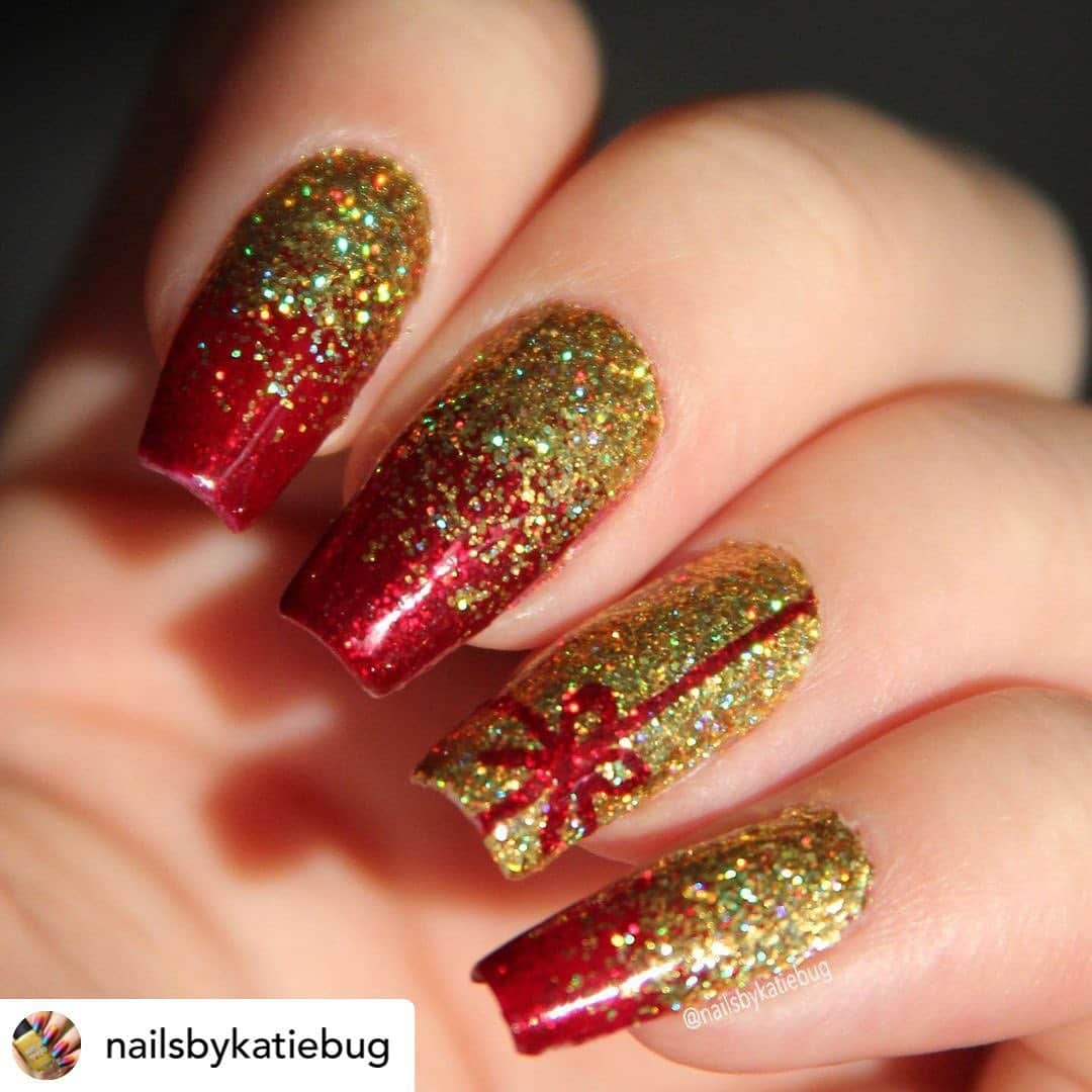 Nail Designsさんのインスタグラム写真 - (Nail DesignsInstagram)「Credit• @nailsbykatiebug Loving this holiday color combo 😍 • • • #holotaco #maniology #nails #nails💅 #nailart #nailart💅 #nailsofinstagram #nailsoftheday #nailsonfleek #nailsnailsnails #gradientnails #nailartgradient #rednails #goldnails #winternails #christmasnails #wintermani #wintermanicure #christmasmani #christmasmanicure #holonails #goldholo #holographicnails #holographicmani #holonailart #bownails #giftnails #longnails #glossynails #glitternails」12月18日 5時52分 - nailartfeature