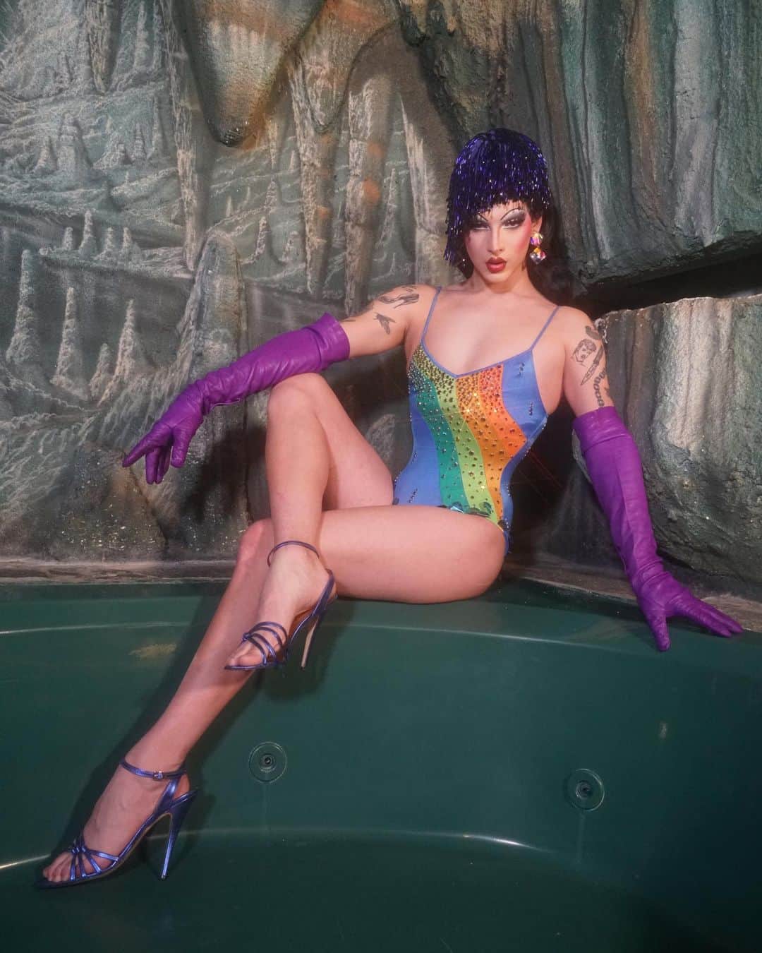 ヴァイオレット・チャチキのインスタグラム：「Do you have your Violet Chachki 2021 calendar yet? Get into this outtake! And get yours via the link in my bio 💋  Wearing  @shopmorphew @thelastfolliescloset @theresidencyexperience @prada」