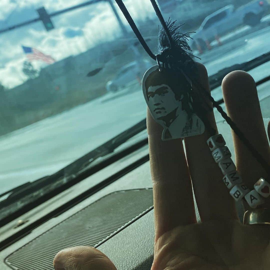 のインスタグラム：「My environment is ON PURPOSE 🔥   I work to surround myself with those/that which makes me feel strong + inspired ⚡️On my toughest days, all I have to do is look up + inspiration abounds ✨ I am an active seeker of AWE-some (thx for the directive @michaelgervais ⚔️). I have also become an eliminator of most every input in my life that makes me feel weak & small. Life is hard, I can’t control that. I can control my surroundings, my attitude and my reactions ... a little bit of @brucelee + @kobebryant always does the trick to keep me on point. So does our beautiful 🇺🇸 #OldGlory   “Not only when it’s easy ...”. I am, just as YOU are, made to do hard things 🙏」