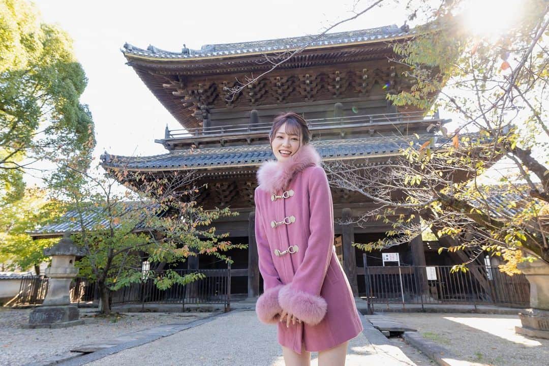 橘香恋のインスタグラム：「おはようございます❤︎﻿ ﻿ 前回の投稿に﻿ イイネとコメントありがとうございます☺﻿ ﻿ 私のカレンダーが 皆様に届き始めているということで、、、  オフショットです‼︎  岡崎市役所の皆様 撮影させて頂いた建物の皆様 ﻿fanfanさん オカザえもんさん スタッフの皆様 ご協力ありがとうございました🙇🏻‍♀️  ﻿宝物です💞 ﻿ ﻿」