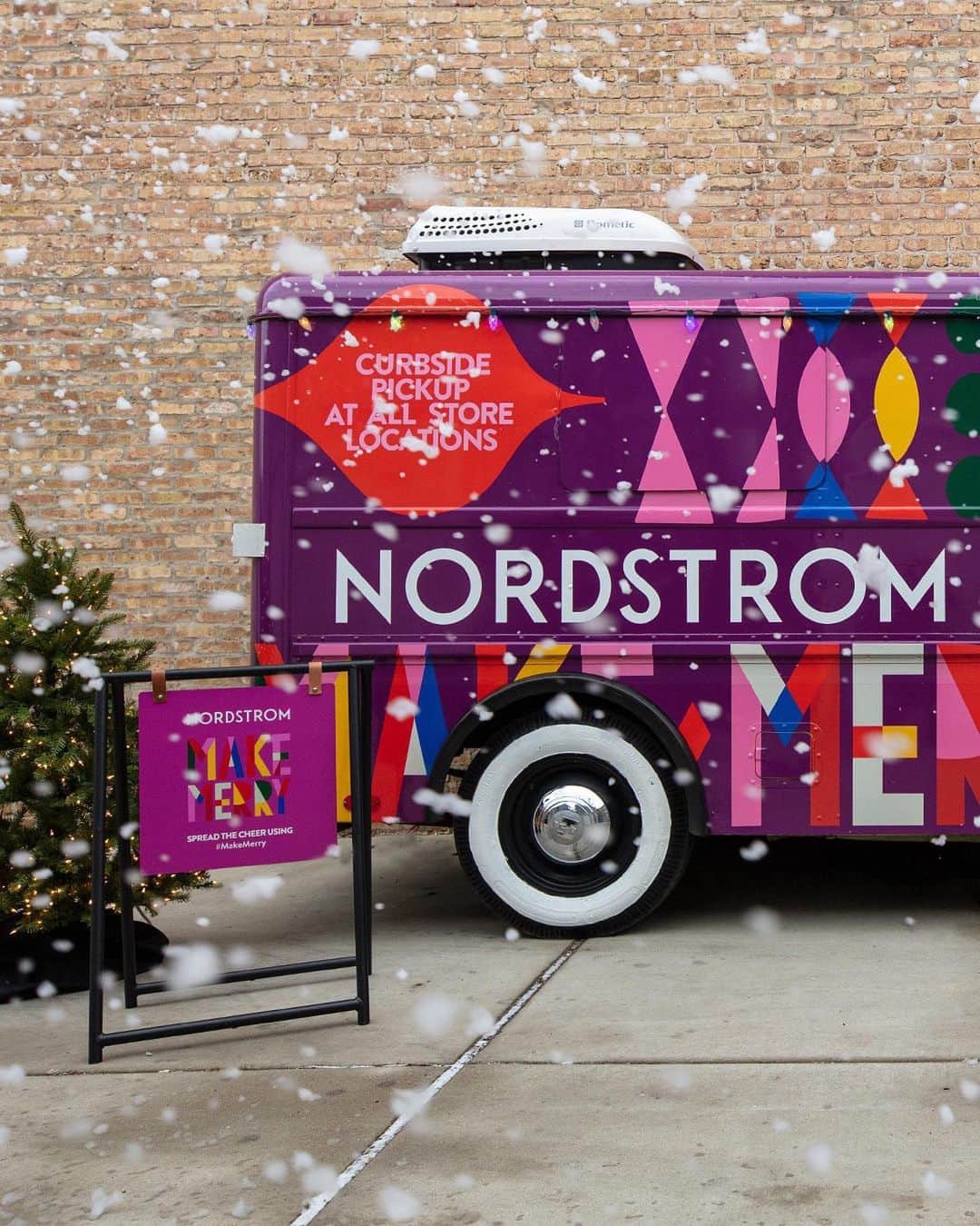 Nordstromさんのインスタグラム写真 - (NordstromInstagram)「Hey, Chicago! Are you out holiday shopping today? Santa is pulling up curbside in his festive Make Merry Metro Mite at Nordstrom Oakbrook Center until 6pm. Come say hi, grab a Nordstrom treat tote and snap a snowy pic (spread the cheer on social with #MakeMerry)! See you there!」12月18日 6時22分 - nordstrom