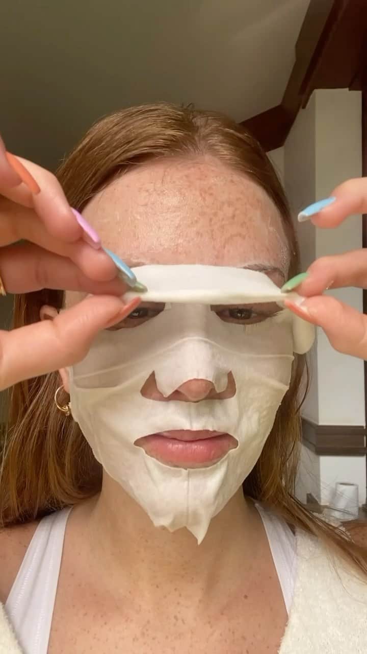マリ・マリアのインスタグラム：「Apaixonada nessa novidade!! Quem não ama Skincare? A @garnierbrasil revolucionou com esse lançamento, além de proteger a pele das radiações solares o Hidratante Facial Uniform&Matte uniformiza a pele e controla o  brilho instantaneamente, traz aquela sensação de pele limpa e reduz marcas relacionadas a imperfeições em 1 semana, deixando a pele mais lisa e uniforme. E pra melhorar eles estão com a Máscara Facial Vitamina C Garnier Skin Uniform&Matte que em 15 minutinhos reduz a oleosidade e deixa a pele hidratada e uniforme, tão potente que equivale a um frasco inteiro de sérum hidratante! Os dois produtos contem vitamina C e ácido hialurónico que reduz as imperfeições sem deixar a pele oleosa! Amo ver minha pele bem cuidada! #NaturalmenteGarnier #publi」