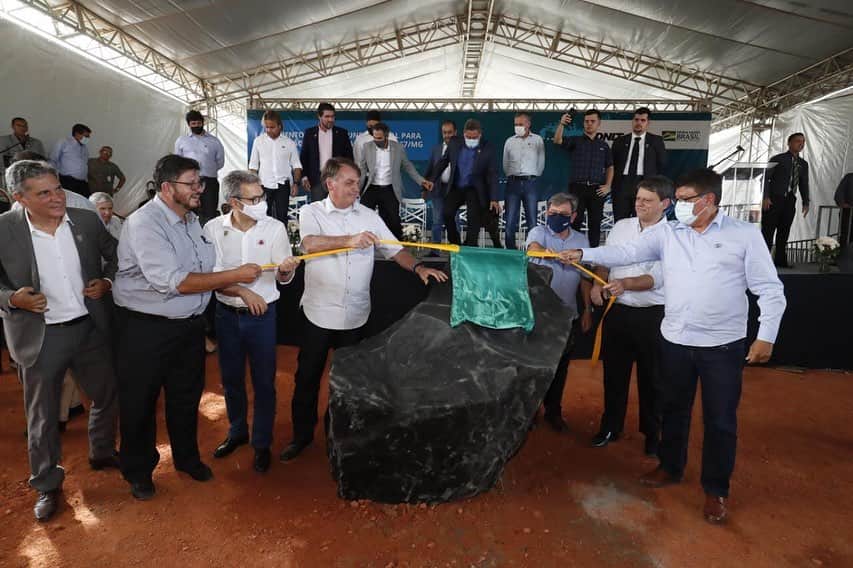 ジルマ・ルセフのインスタグラム：「Em Jacinto (MG), o presidente Jair Bolsonaro participou, nesta quinta-feira (17), da solenidade de Lançamento da Pedra Fundamental para Implantação e Pavimentação da BR-367.   Fotos: Alan Santos/PR e José Dias/PR」