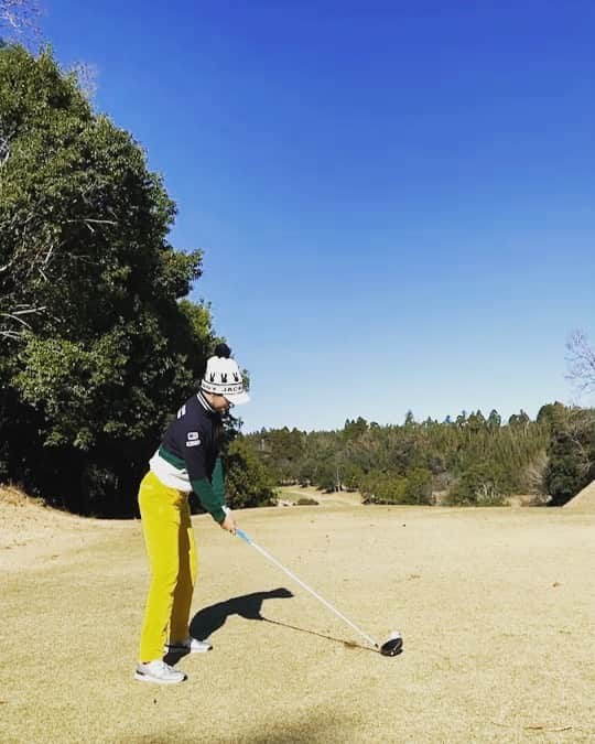 のインスタグラム：「最近ぐっと寒くなって真冬になってしまった🥶 朝は−５℃だったよ🥶 .  #golf #golfstagram #golfswing #golflife #golfgirl #golfwear #jackbunny #no1grip #ayproject #newbalance #ゴルフ #ゴルフ女子 #ゴルフスイング #ゴルフウェア #ゴルフウェア #ゴルフコーデ #ゴルフスイング動画 #ゴルフ好き #ジャックバニー #ニューバランス」