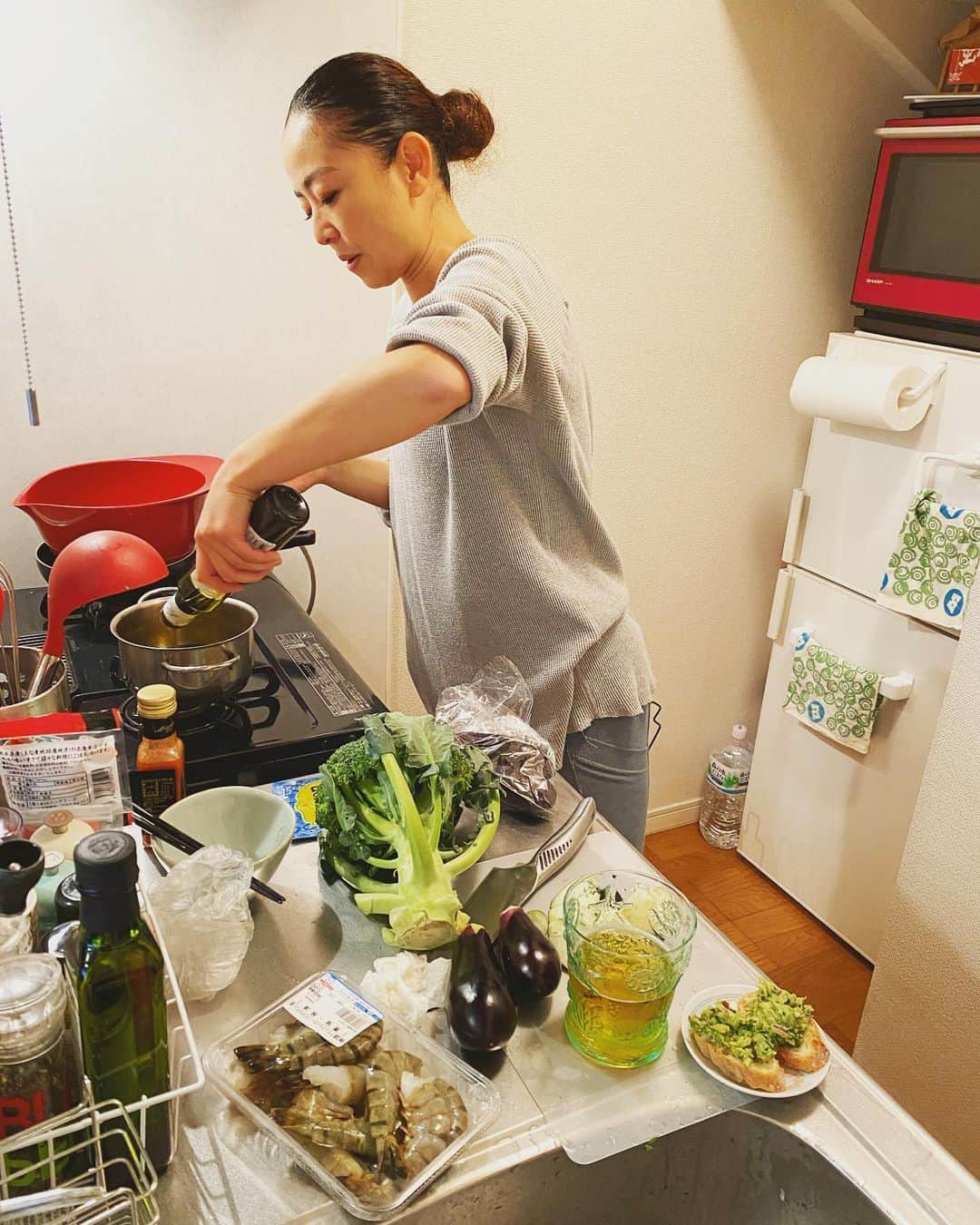 のインスタグラム：「.  ブロッコリーは🥦 レモン🍋よりビタミンCが多いのです🙌✨  植物性タンパク質も豊富に含み 筋トレするかたは是非💪🏽  友人が遊びに来て  キッチンを使ってくれてから  やっと料理スイッチが入った（笑）  引越して、しかも1人だと  自分の為に材料を集めて火を使うって  やる気も時間も、、って言い訳🙄  でもやっぱり  飲みながらお料理する時間が  すごく好き（笑）  本格的に寒くなってきましたね  温かいものを食べて  今日も素敵な一日を😋🌈  #冬 を　#食べる  #12月　を　#料理  する #cooking #kitchen #drink  #kitchendrinker #キチドラ  #つまみ食い  料理出来上がる頃には 量も減って　#お腹いっぱい 🙄  #ブロッコリー #ビタミンC #植物性 #タンパク質 #筋トレ #食事  #野菜  #野菜ソムリエ」