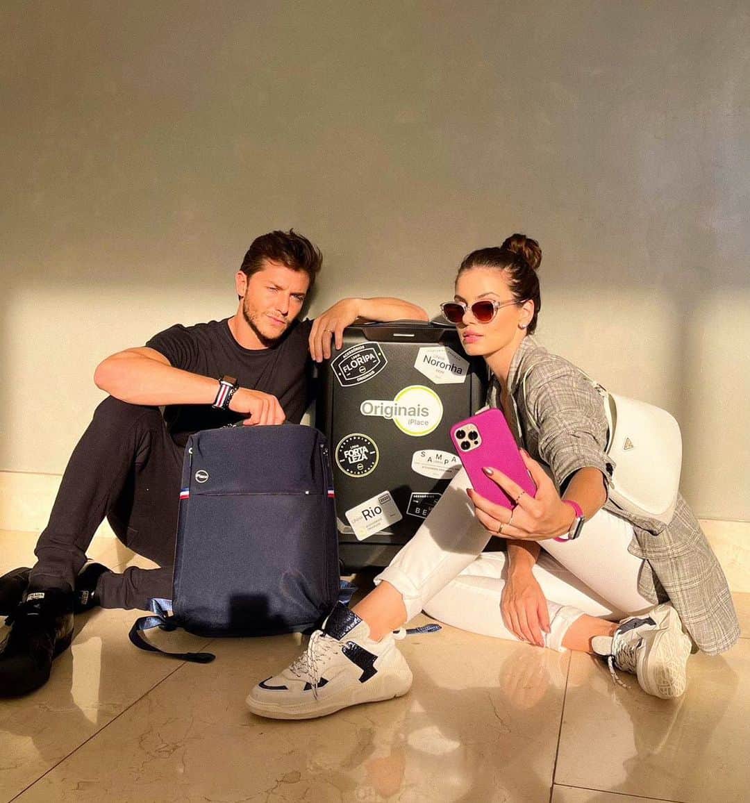 Camila Queirozのインスタグラム：「A alma viajante que habita em nós saúda a alma viajante que habita em vocês! Hoje matamos um pouco a saudade com esse convite da @iplace para embarcar na nova coleção Originais iPlace, inspirada em cidades do Brasil. Eu tô usando a linha Beagá- orquídea e o @klebbertoledo a linha Floripa. Além de ser uma linha super estilosa e que combina com tudo, é super prática pra te acompanhar na próxima viagem (assim que puder e com segurança 😉). Aproveita que tem cupom de 20% desconto à vista para os nossos seguidores. Use IPLACE20 e boa viagem!!!✈️ #OriginaisIplace #publi」