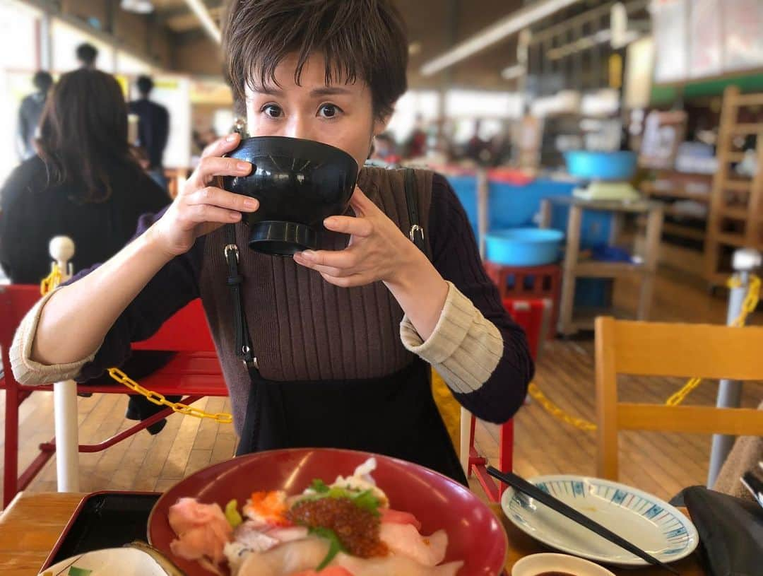 小野真弓さんのインスタグラム写真 - (小野真弓Instagram)「おはようございます^ ^ 先日🚗@nishioka_sumiko さんと海沿いドライブへ☺️ 写真を真剣に撮るにしおかさん📸 そのにしおかさんを撮りまくる私🙋‍♀️ 私のアルバムが、にしおかさん観察日記のようです😂 笑いっぱなしの一日でした😷(*´∇｀*)😷 #保田海岸#保田小#鋸南#ばんや#海鮮丼#ちばすたぐらむ#千葉ドライブ#野菜を買いに#道の駅#海#看板猫#にゃんたろう #千葉県民#千葉暮らし#ハナハルは後日#同じ海岸#お散歩風景#わんさんぽ この日は本当はお食事会の予定でした😢 延期になったので、、ちょこっと野菜を買いに🥕🥬🍄 🌼@hima_salad🌸 千葉の野菜、もしかして、にしおかさんのベジタブルカービングで見られるかな。 わくわく(*´꒳`*) 早くみんなで安心して、 わいわい出来るようになりますように。。🍀 今日も良い一日を🌈」12月18日 6時39分 - hanaharuaroi