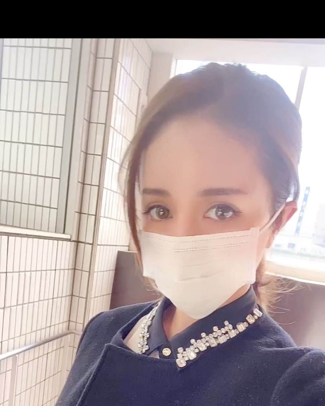 ゆみのインスタグラム：「おはようございます☀☀ 今日は銀座のレティシアクリニックで肌メンテ(≧ω≦)  最近お気に入りのクリニック✨ 来月は目のたるみ改善❗️ 年末も年始も美容！  絶対老けたくない🥶 #アンチエイジング #若返り #美肌 #美容 #ダイエット #筋トレママ #美ボディ #腸内フローラ#ヘアアレンジ #まとめ髪 #猫っ毛 #頭皮ケア」