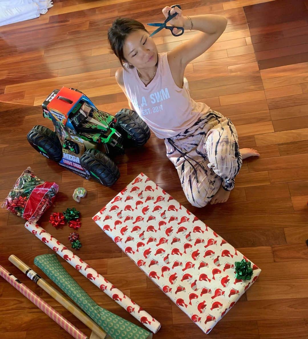 エビアン・クーのインスタグラム：「Christmas wrapping week!  Are you all ready for 🎄🎄🎄 今年のクリスマスはどう過ごす？」
