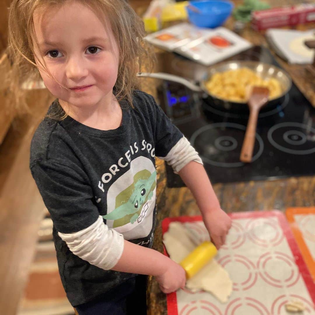 トニー・バーネットさんのインスタグラム写真 - (トニー・バーネットInstagram)「Today’s lesson was pie crust is not as sweet and tasty as cookie dough. The end result is an Apple Tart AKA Tarte aux Pommes AKA The Pie Who Had No Hat AKA Open Faced Apple Pie.   Gonna need an extra inch on the pie crust next time. It’s not supposed to be a bowl.」12月18日 6時41分 - tony.barnette