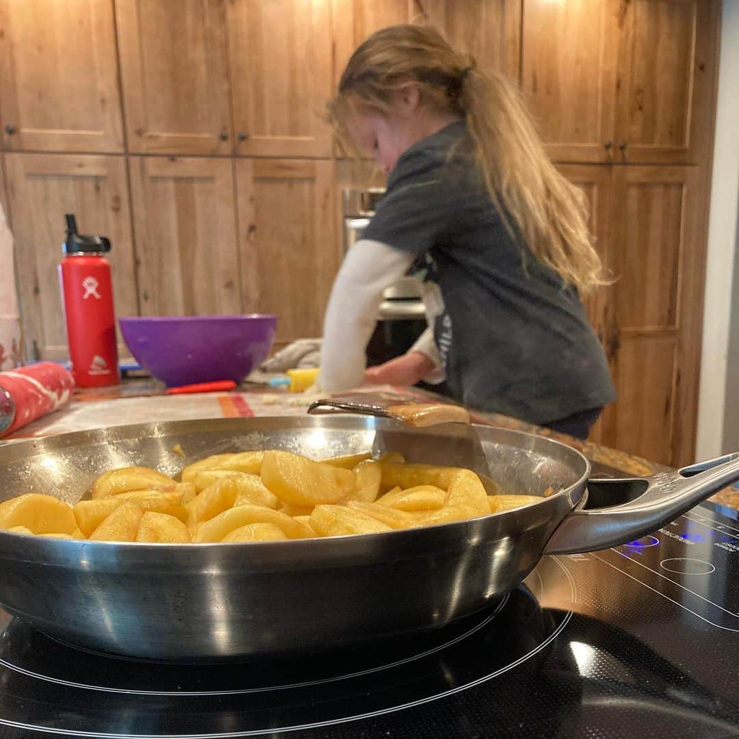 トニー・バーネットさんのインスタグラム写真 - (トニー・バーネットInstagram)「Today’s lesson was pie crust is not as sweet and tasty as cookie dough. The end result is an Apple Tart AKA Tarte aux Pommes AKA The Pie Who Had No Hat AKA Open Faced Apple Pie.   Gonna need an extra inch on the pie crust next time. It’s not supposed to be a bowl.」12月18日 6時41分 - tony.barnette