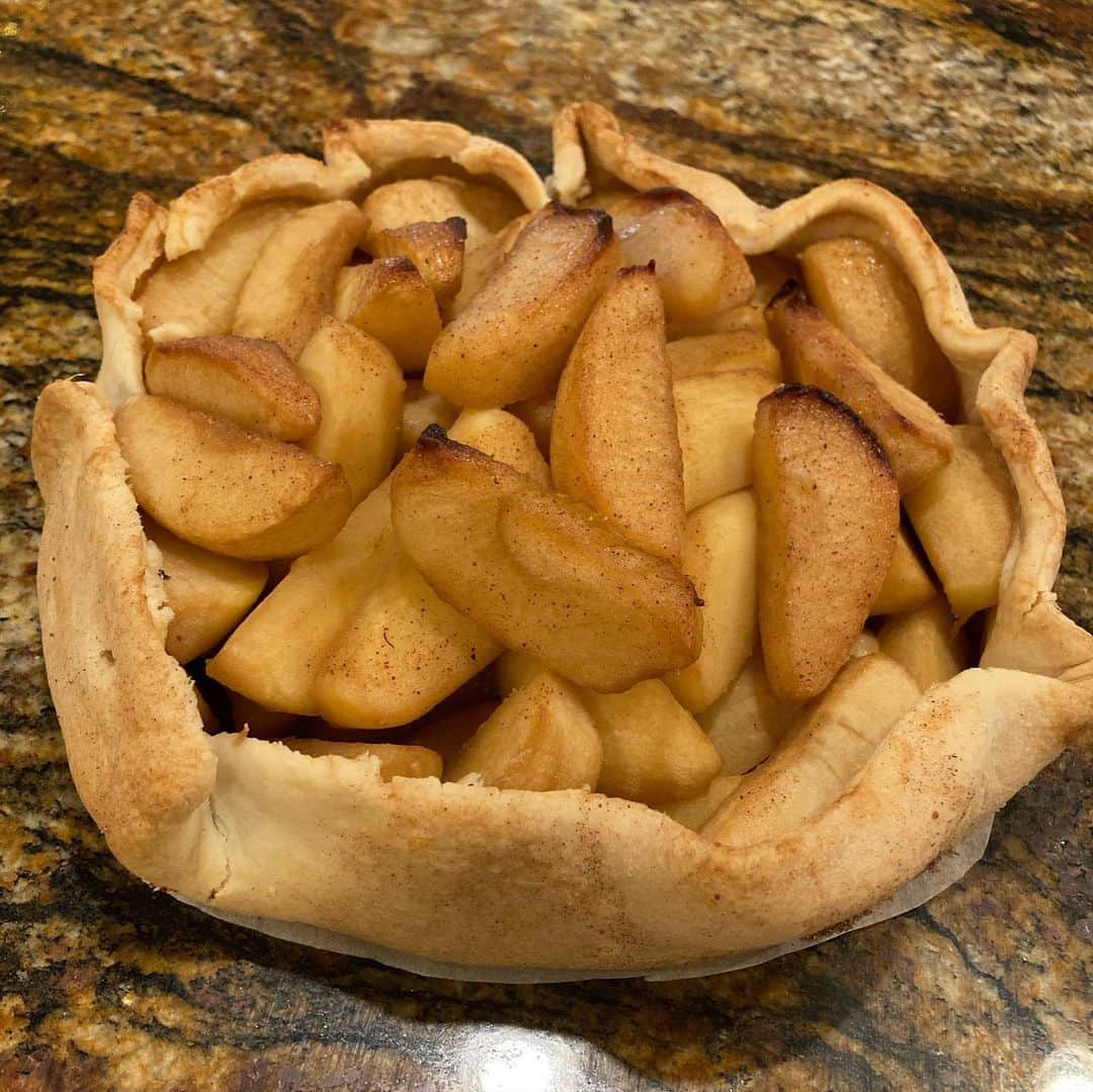 トニー・バーネットさんのインスタグラム写真 - (トニー・バーネットInstagram)「Today’s lesson was pie crust is not as sweet and tasty as cookie dough. The end result is an Apple Tart AKA Tarte aux Pommes AKA The Pie Who Had No Hat AKA Open Faced Apple Pie.   Gonna need an extra inch on the pie crust next time. It’s not supposed to be a bowl.」12月18日 6時41分 - tony.barnette