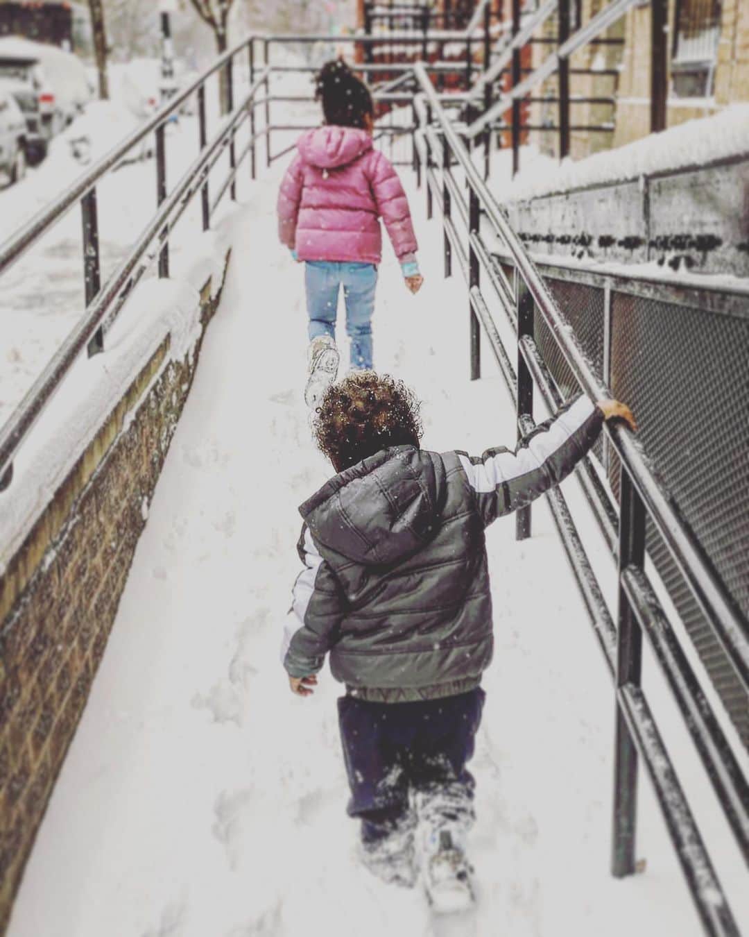 中鉢明子さんのインスタグラム写真 - (中鉢明子Instagram)「☃️❄️New York Today #snowstorms #snowday #parenting #newyork ニューヨークは大雪 子どもにとっては最高！マミーはこの中歩いて赤ちゃんの検診💨#子育て」12月18日 6時51分 - akiko_harlem