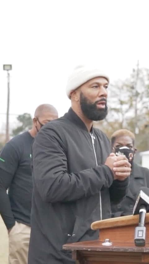 コモンのインスタグラム：「I don’t subscribe to a political party. I’m a Black Man and a child of God. I believe in humanity and goodness. I believe in #Georgia #Senate Candidates Reverend Warnock and Jon Ossoff. I believe in organizations like @VoteBlackPAC. Video by @EverydayLaVan.」
