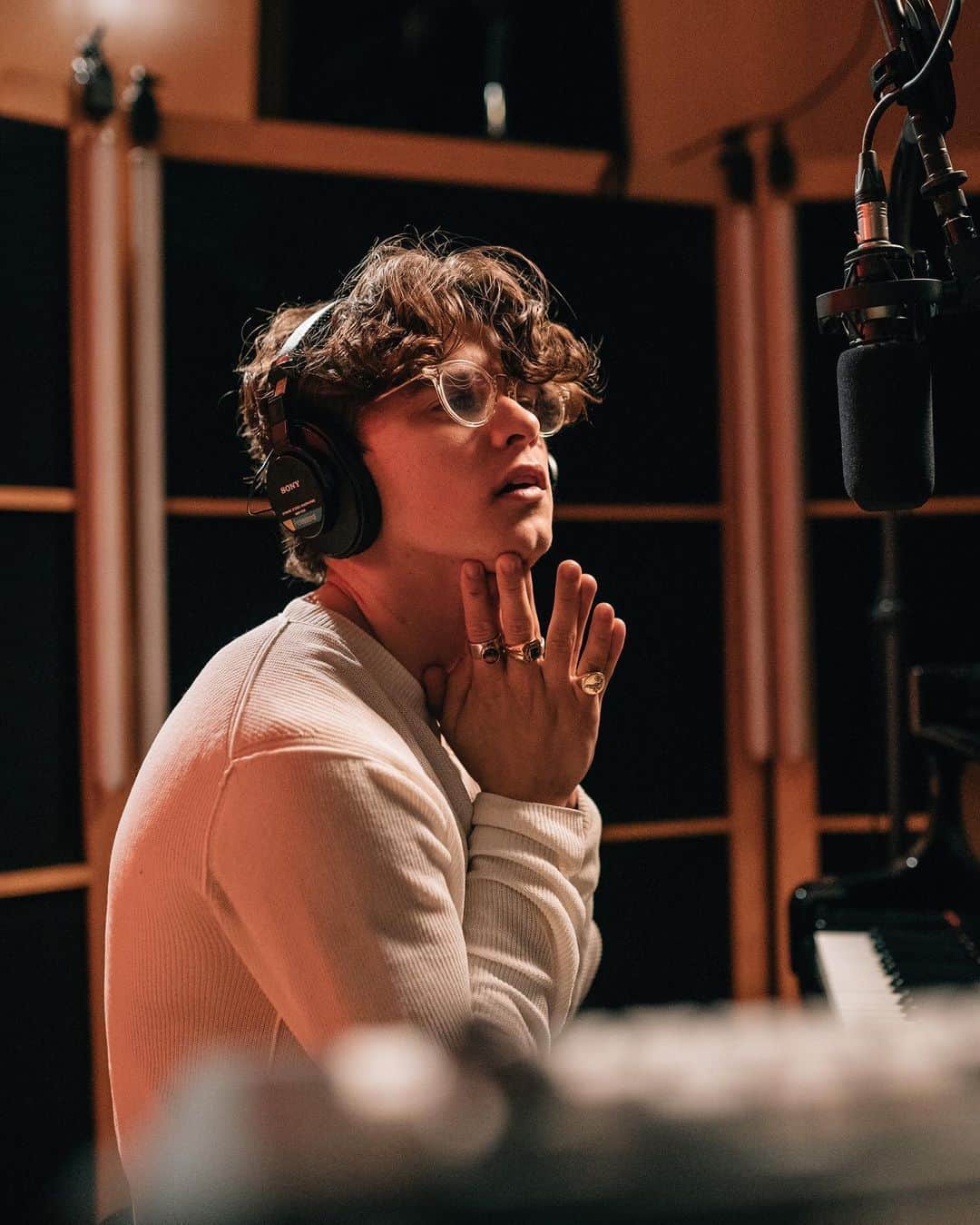 のインスタグラム：「Played some songs from the beautiful metropolis studios last night. A huge shoutout to everyone who made it happen, and thank you if you bought a ticket as the proceeds went to our touring family.  Felt very lucky to be able to play, hope everyone is doing alright, miss you all x」