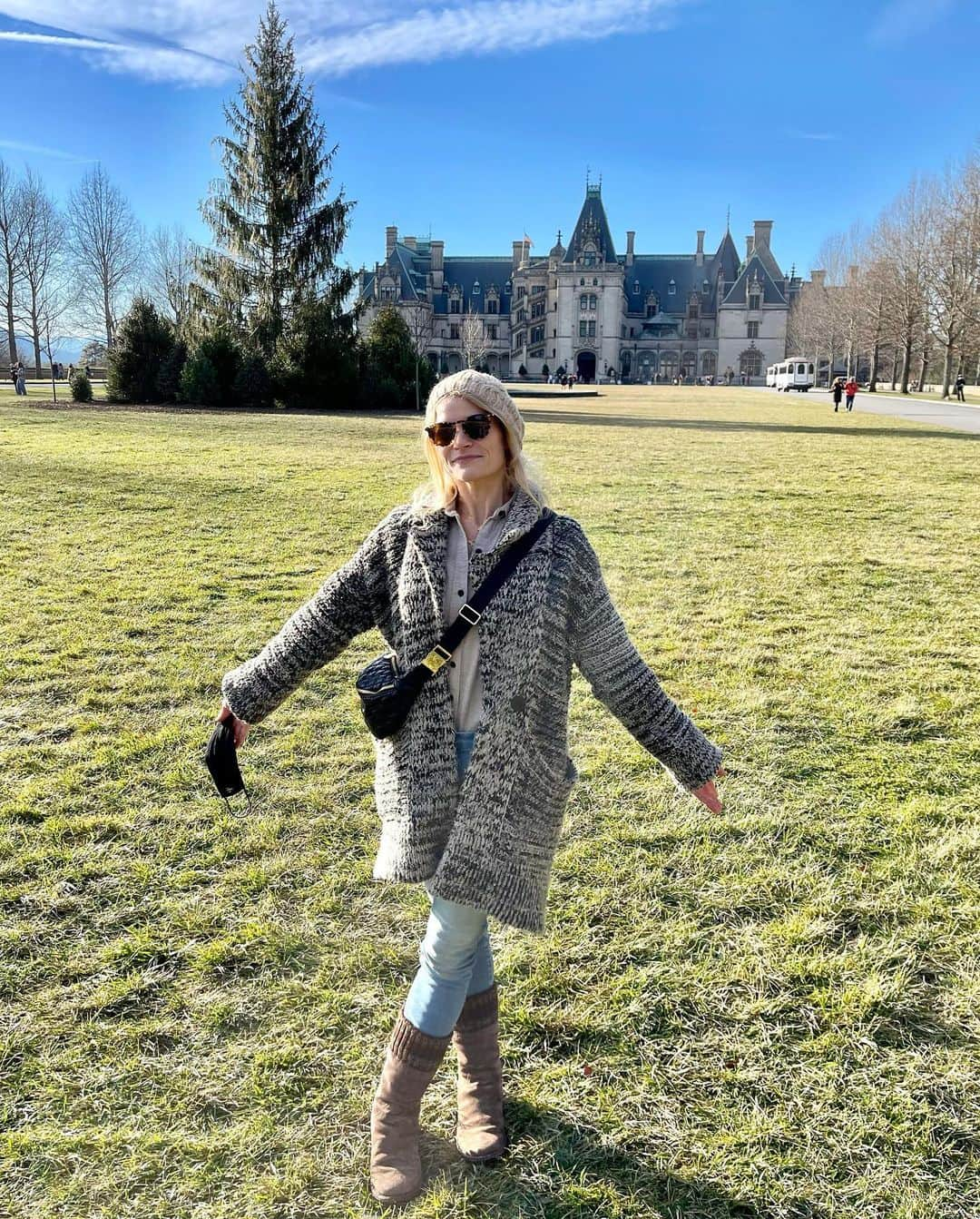 エミリー・デ・レイヴィンのインスタグラム：「Belle moved to a new castle. Enclosed please find pics of her new library.  😉 📚❤️🌹🕯 Reality: The Biltmore Mansion in North Carolina. Never have I ever been any where like this estate... it’s SO insanely gorgeous! Felt like I was in a dream, just hanging at Downton Abby! (A fav show obvi!) AND being Christmas time it’s decorated to a friggin TEE!!! 55 Christmas trees inside! #belle #biltmoreestate #biltmorechristmas」