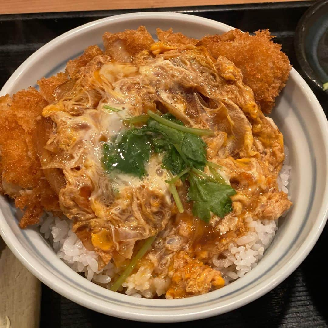 向山毅さんのインスタグラム写真 - (向山毅Instagram)「鈴新のかけかつ丼♪ #かつ丼 #かつ丼好きな人と繋がりたい #かけかつ丼 #かつ丼三兄弟 #鈴新 #こうきのグルメ」12月18日 6時56分 - kookii_golf