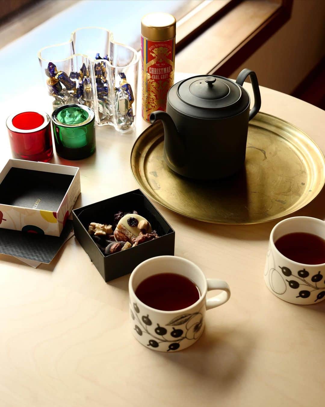 Scopeさんのインスタグラム写真 - (ScopeInstagram)「東屋のティーポットを 使うようになってから 日本茶や紅茶を飲むことが ぐっと増えました。 特にスコープアパートメントでは 朝昼晩とフル稼働しています。  容量1Ｌ満タン まではいきませんが、 毎度茶漉し部分が隠れる程度を 目安にお湯を注いでいます。  そうするとティーマのマグカップや パラティッシのティーカップで、 2杯プラスもう１杯ずつくらいは おかわりできる容量。  残量を気にせず たっぷりと飲めるのは なんだか気楽でいいです。 そういえば昔実家で使っていた 急須でかかったなぁ、 ふと思い出しました。  紅茶だとやはり2杯目が 少し渋く出過ぎるので そんな時は牛乳を入れたり はちみつを入れて 味変を楽しんでいます。  昨日の午後の紅茶は、 クリスマスアールグレー。 爽やかな香りにシナモンなどの スパイスがクリスマス感。  こんな風に普段飲まない種類や 季節限定のフレーバーなんかも 色々と試してみたい。 お茶の楽しみも拡大中です。  スコープ成戸  #scope_japan #スコープ  #スコープアパートメント2 #scope　#azmaya　#東屋 #ティーポット　#紅茶 #ティータイム　#お茶の時間 #長らく欠品中のティーポット #来週には烏泥が再入荷予定 #年末年始家で過ごすなら #この容量がナイスです」12月18日 6時58分 - scope_japan