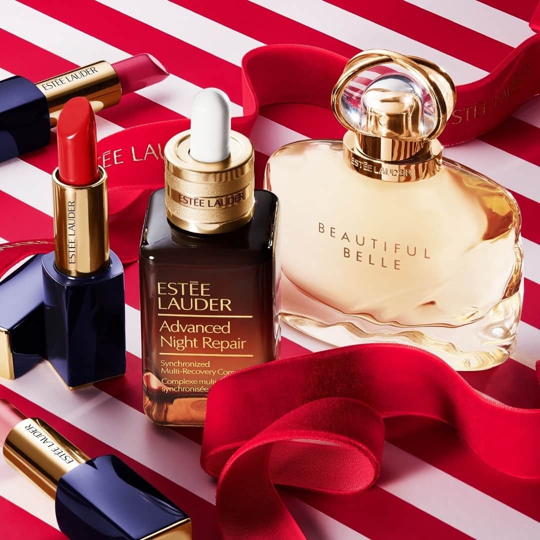 エスティローダーのインスタグラム：「Give (or get!) some holiday glam this season 😘 At the top of our #EsteeWishlist? #AdvancedNightRepair, #PureColorEnvy Matte Lipstick in Carnal 520 and #BeautifulBelle perfume. ✨#GiftWonderland」