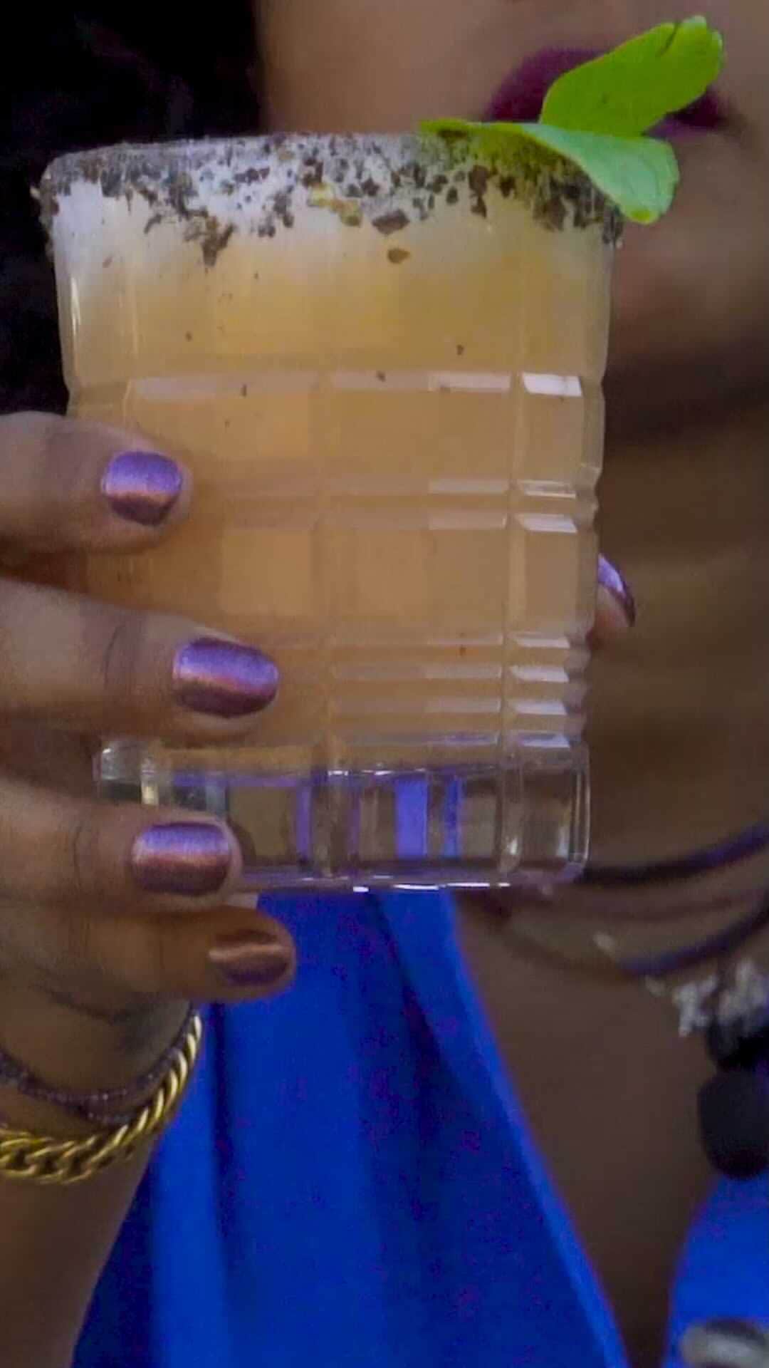 ケリスのインスタグラム：「Meet my favorite mezcal cocktail and my farm dog Biscuit! This drink is a delicious and refreshing cocktail that feels like a celebration!  Ingredients: Grapefruit Ice Ginger beer Perrier Mint Mezcal  Lime   Instructions: 1 - Juice/squeeze grapefruit - can do it per glass or make one batch 2 - Take lime and rub on the rim of the glass for the salt to stick 3 - Take glasses and dip into sea salt to line the rim 4 - Add ice and pour grapefruit juice into glass 5 - Add a splash of ginger beer or perrier  6 - Add a splash of mezcal and stir 7 - Garnish with mint  *I’m not being paid for the use of any products in this video. These are just some of my personal faves*」