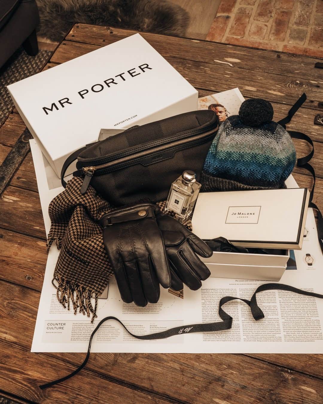 のインスタグラム：「There’s not long left until the big day and we suspect a few of you might be experiencing mild hysteria as you contemplate the long list of loved ones you’ve yet to tick off your nice list. There’s no need to panic, though. Most readers can still get their MR PORTER orders in. 🎁  Head to our link in bio for our last delivery dates.  Clockwise from top left: Mismo - Leather-Trimmed Checked Cotton-Canvas Belt Bag  Jo Malone London - Fig & Lotus Flower Cologne, 100ml  Dents - Henley Leather and Wool-Blend Tech Gloves  TOM FORD - Fringed Houndstooth Wool and Cashmere-Blend Scarf」