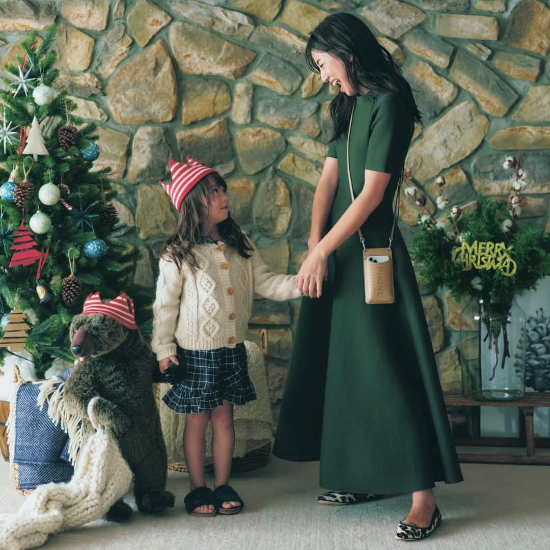 のインスタグラム：「12月18日（金） ついにクリスマス前最後の週末前♡ 気分は最高潮！ クリスマスディナーのコーデは決まりましたか？ ・ 普段着以上オケージョン未満 ちゃんと気分の上がる おうち仕様のドレスアップワンピに今年は スマホホルダーがアクセント♪ ・ #年末イベントコーデ #MADISONBLUE #今日のコーデ  #今日の服  #ootd  #outfit  #冬コーデ  #ワンピース  #アイフォンケース  #フラットシューズ  #親子コーデ  #クリスマスコーデ  #VERYほぼ毎日コーデ  #VERY編集部  #VERYweb　#雑誌VERY  #東原亜希  #very  撮影／金谷章平  ヘアメーク／シバタロウ〈P-cott〉  スタイリング／加藤かすみ  取材／北山えいみ ・ ※VERY12月号P46に掲載の商品です。お問い合わせはお控えください」