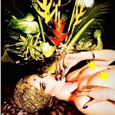 のインスタグラム：「PRESS FLASHBACK FAVORITE EDITORIAL SHOOT OF ALL TIME @gasolineglamour X @smagazineofficial X @leica_s_magazine #THENASTY8 🖤⚡🔥💎👑💰✨ PHOTO @ellenvonunwerth STYLE @deborahafshani HAIR @officialdanilohair MAKEUP @mynxiiwhite CLEOPATRA #TURBAN #MADEBYME #GASOLINEGLAMOUR  #rhinestones  #ART #FASHION #STYLE #OOAK #CUSTOM #EMPIRE #IDONTQUIT #OFTENIMITATEDNEVERDUPLICATED #BURYYOURDOUBTS #WOMAN #TRYME #FIGHTER #POWER #THEONLYLAWISSURVIVAL #PLAYFORBLOOD #LOVERULES #THISISFORTHEWOMENWHODONTGIVEAFUCK #IDONTMESSAROUNDNEITHERSHOULDYOU #POWER #ITSNOTBRAGGINGIFYOUCANBACKITUP @swarovski  #SWAROVSKI @leica_fotografie_international #ellenvonunwerth」