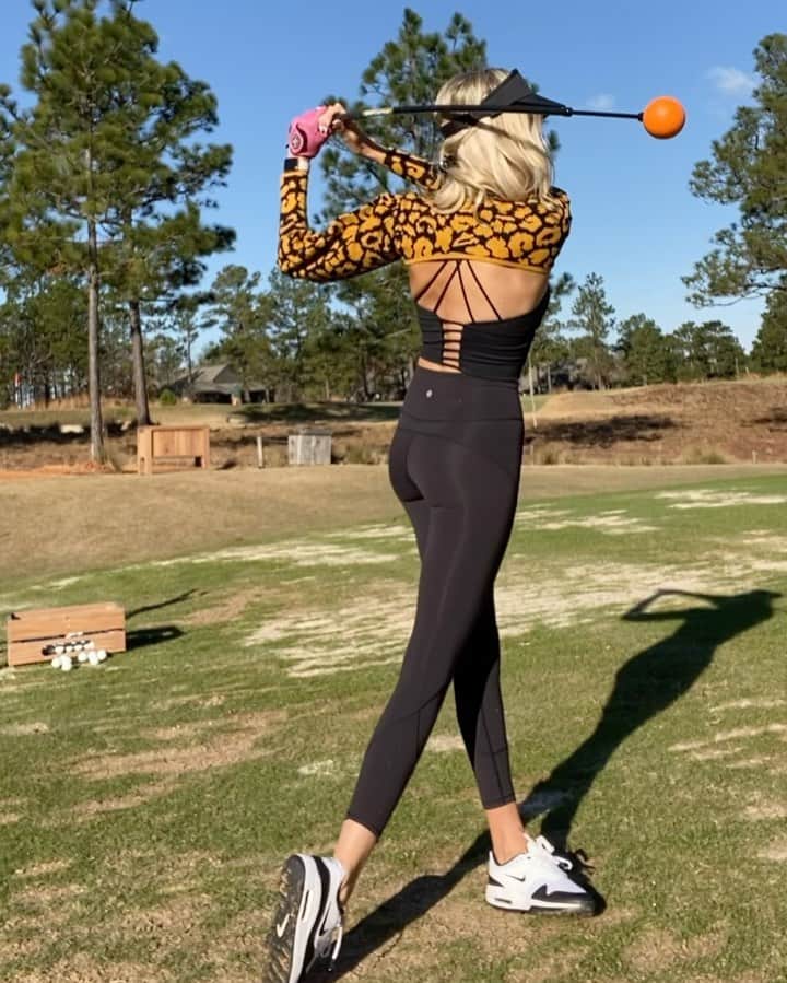 Elise Lobbのインスタグラム：「🎄🎅🏼🧡G I V E A W A Y🧡🎅🏼🎄 Day 7 of 10 !!   •• I’m teaming up with @orangewhipgolf to giveaway an orange whip trainer to one lucky winner ••⁣⁣ ⁣⁣ How to enter:⁣⁣ ⁣⁣ 1) FOLLOW @orangewhipgolf  2) FOLLOW @eliselobb ⁣⁣(me) 🤪 3) LIKE this post⁣⁣ 4) TAG a friend in the comments. 1 tagged friend = 1 entry. UNLIMITED entries.⁣⁣ 5) SHARE to your story for TEN bonus entries!! 🥳   Winner @forebirdie1985_   #golf #giveaway #merrychristmas #golfgiveaway」