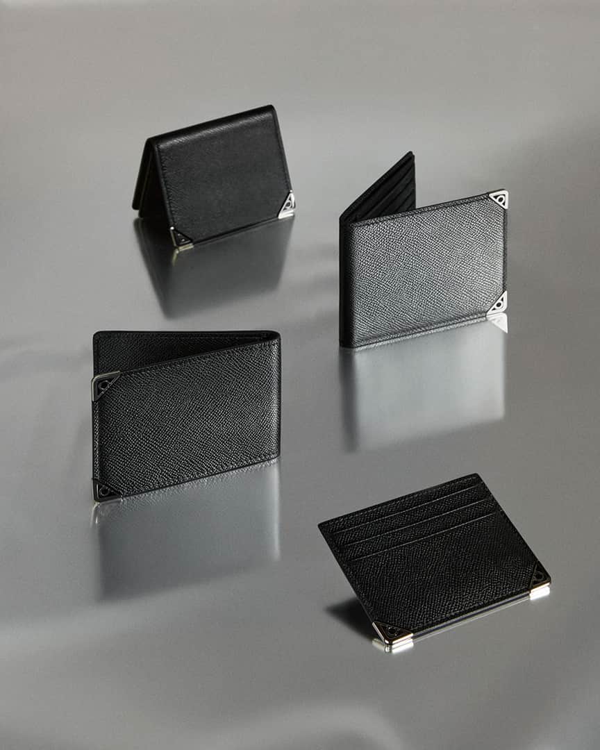 サルヴァトーレ・フェラガモのインスタグラム：「A companion like no other. Sleek updates to everyday men’s credit-card holders with palladium finish Gancini corners are sure to make someone’s day special. Explore more gifts through the link in bio. #FerragamoHoliday #UnwrappingJoy」