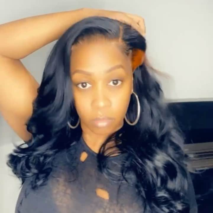 レミー・マーのインスタグラム：「Fresh face/ new lace! Hair extraordinaire @AndreCavasier 😍 bodied with the side streak 🔥 got my @MarbleLuxeBeauty bundles & frontal bouncing! #RemyMa」