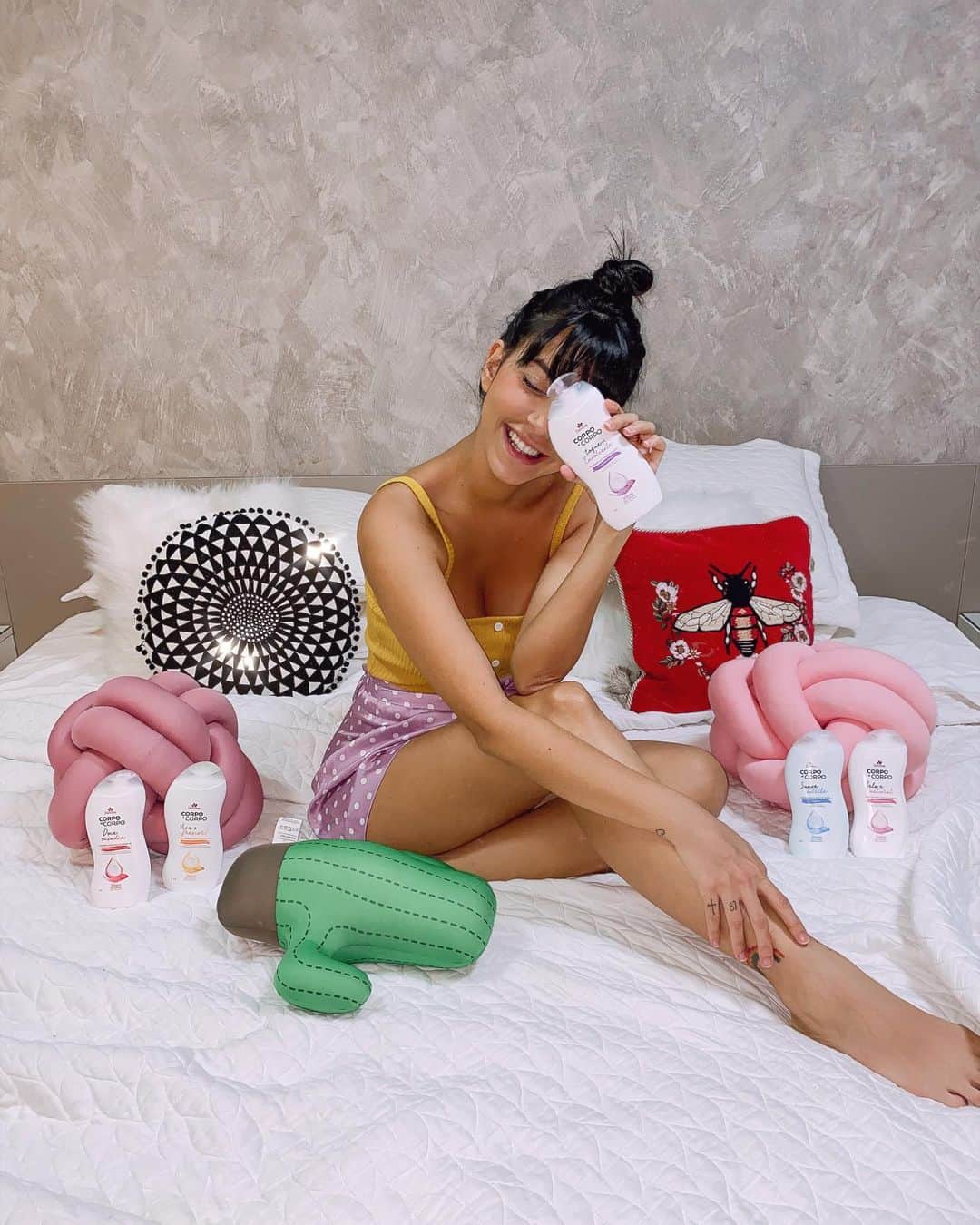 Gabriela Salesのインスタグラム：「Cheirinho de nostalgia 😍! Quem já usou os hidratantes Corpo a Corpo, da Davene? Qual seu preferido? Eles fizeram muito parte da minha adolescência e também fazem parte da minha vida atualmente! Eu amo!!! Além das fragrâncias clássicas (azul, roxa e rosa), eles também lançaram novas fragrâncias deliciosas (vermelha e laranja). É até difícil escolher qual a mais cheirosa!!! A @Davene.BR não realiza testes em animais, tem uma linha super completa de cuidados corporais, incluindo outros produtos, sendo 92% do portfólio vegano e todos estão disponíveis no site deles. Eles enviam para todo Brasil, mas vocês também conseguem encontrar em farmácias e supermercados. Ah... e tem cupom de desconto meu pra vocês, só usar no site: RICADAVENE😍😍😍 *publi」