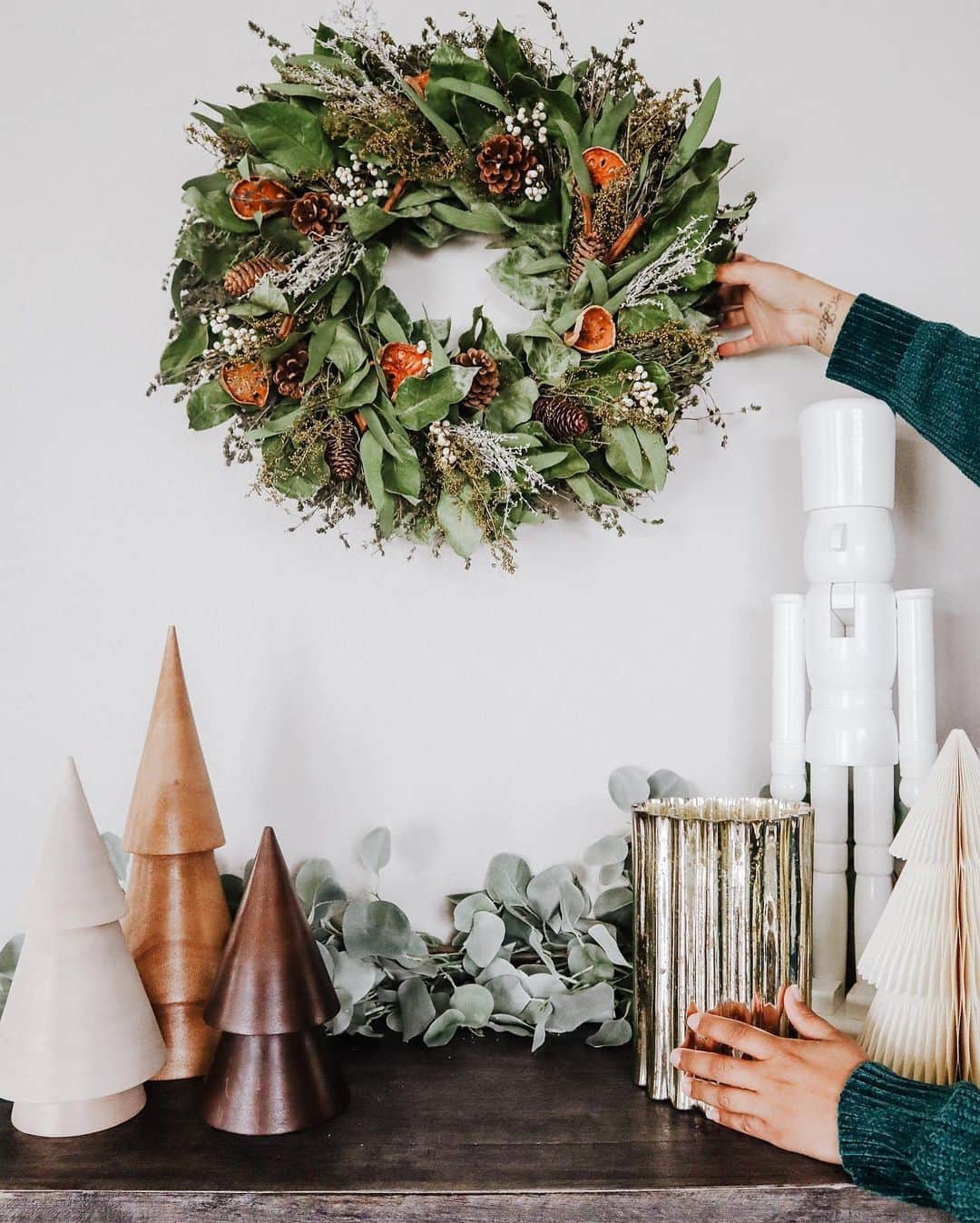 west elmさんのインスタグラム写真 - (west elmInstagram)「We love to see all the ways you're decking the halls this season! Share your style and tag @westelm for a chance to be featured 🎄✨ (Photos: @elizabethbeardesigns, @rachelamyowens, @mccoyandco, @136home, @homewithevelyn, @girl_and_goose) #mywestelm #mywestelmtradition」12月18日 7時23分 - westelm