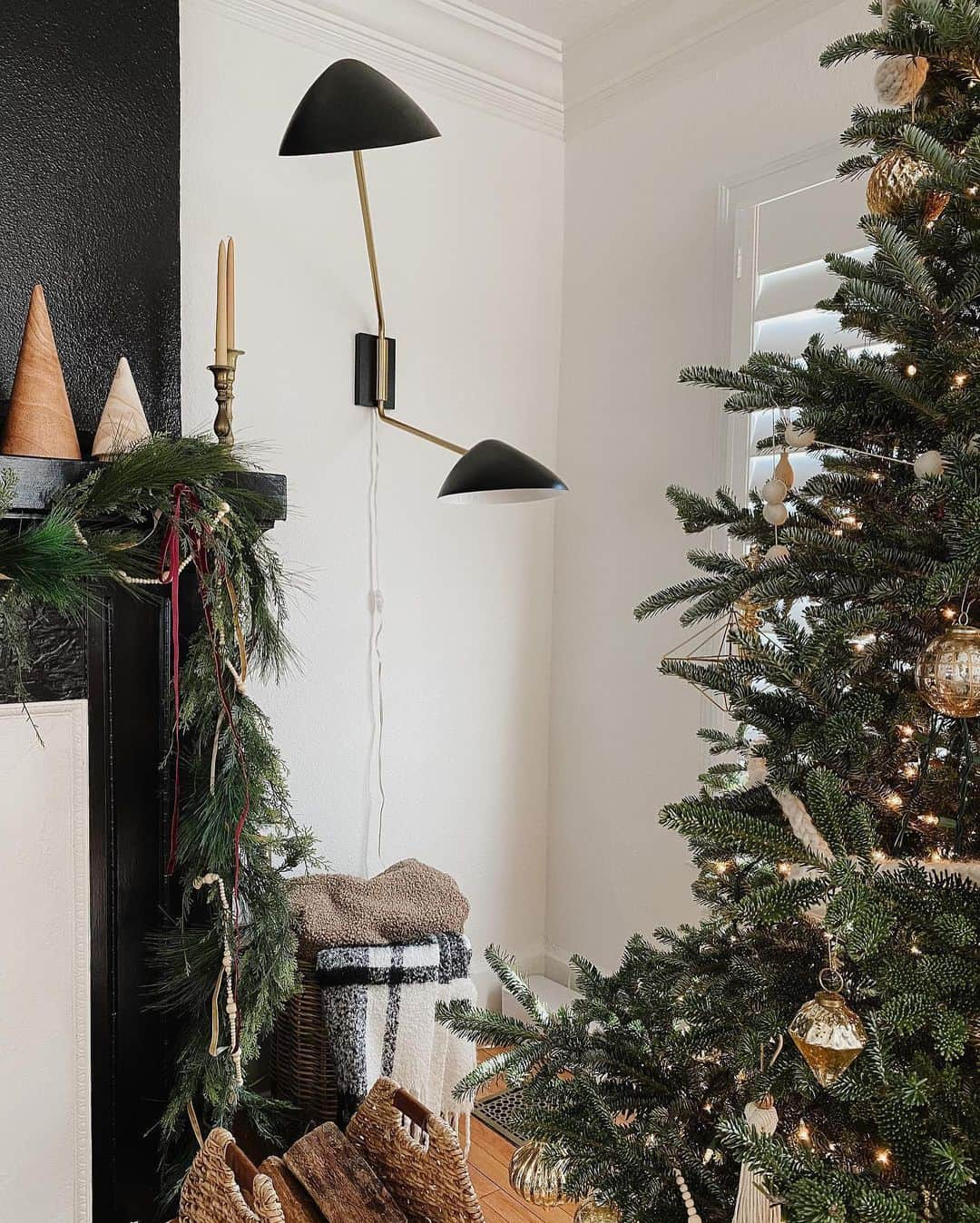 west elmさんのインスタグラム写真 - (west elmInstagram)「We love to see all the ways you're decking the halls this season! Share your style and tag @westelm for a chance to be featured 🎄✨ (Photos: @elizabethbeardesigns, @rachelamyowens, @mccoyandco, @136home, @homewithevelyn, @girl_and_goose) #mywestelm #mywestelmtradition」12月18日 7時23分 - westelm