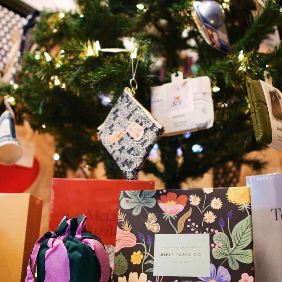 マップトートのインスタグラム：「Stop by your local gift shop this week for those last minute gifts! Tag your favorite small shop in the comments below ⬇️⁠⠀ ⁠⠀ It's so important to #ShopSmall and #ShopLocal this year, so give these shops a visit or DM us to find Maptote near you!」