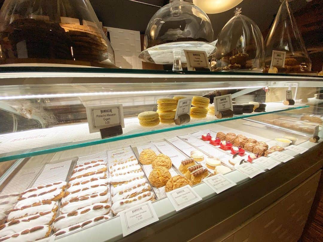 荒尾茉紀のインスタグラム：「今までマルタで食べたケーキの中で1番美味しかった‼️ココナッツボールおすすめ🥥次回はエクレアかシュークリームを食べる予定😋全メニュー制覇したい…（笑）  #マルタ #malta #カフェ #cafe #ココナッツスイーツ #coconutscake #ケーキ #manouche」