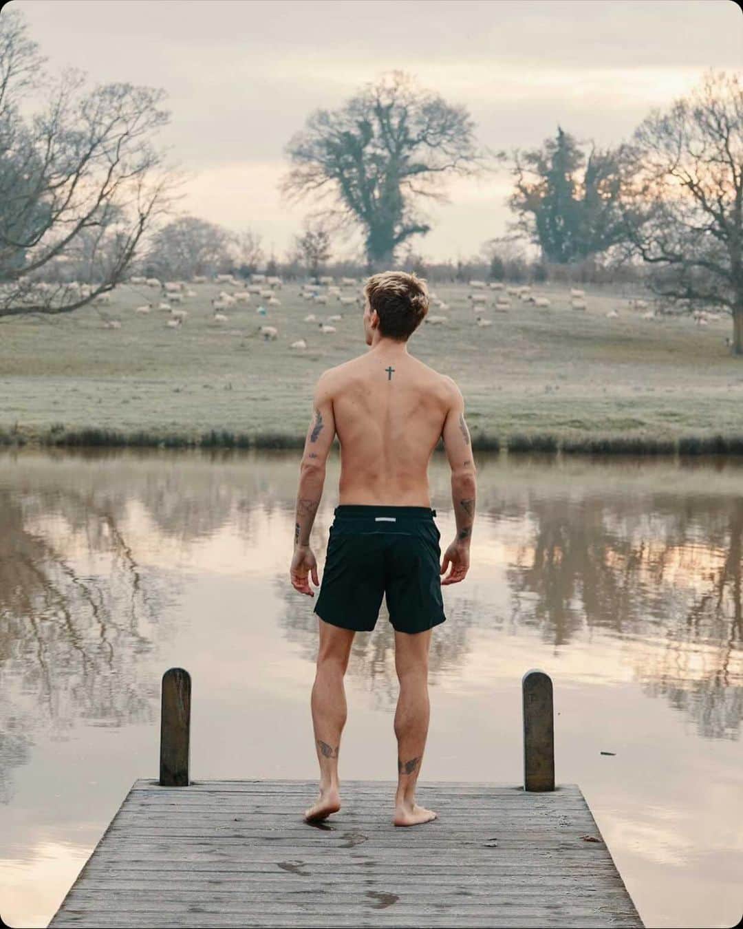 オールバーブラウンのインスタグラム：「You can still bite into our Shark capsule as @Proudlock did last week. These technical Bulldog swim shorts in Shark Grey (pictured) boast no-thread, fully bonded seams & Framis tape coverings for a clean look with increased stretch. Shop now & look seamless when you next dive into the water🦈📷 @adamfussell  #OBsAroundTheWorld #OrlebarBrown」