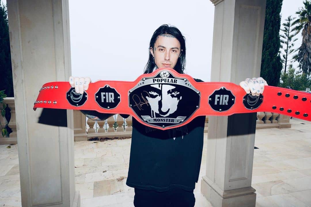 ロニー・ラドクのインスタグラム：「championship belt, limited giveaway twitch.tv/ronnieradke」