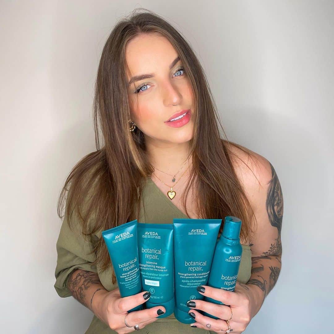 Bruna Unzuetaのインスタグラム：「🌿🌱🍃 é tão bom quando você encontra uma marca que além de cuidar dos nossos cabelos, cuida também do meio ambiente, né? @avedabr 💚 mostrei nos stories mais sobre essa linha Botanical Repair , que é 100% vegana e enriquecida com poder das plantas, repara e fortalece as três camadas do cabelo e é composta por 94% de ingredientes naturais. Os produtos são para todos os tipos de cabelo e os deixam macios, lindos e saudáveis! 🍃🍃 vcs encontram na @epocacosmeticos 😊 •  #AvedaBR, #BotanicalRepair #Vegan #Crueltyfree」