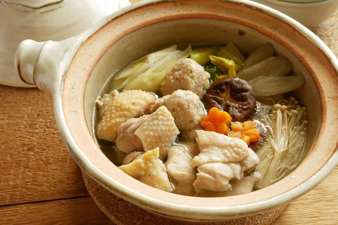 Komerco-コメルコ-さんのインスタグラム写真 - (Komerco-コメルコ-Instagram)「. スープも余すことなく味わえる。 とっておきの鍋セット  現在Komercoでは、12月27日（日）まで 「 #Komerco冬のオンラインマルシェ 」を開催しております。 期間中は、【Komerco全アイテム送料無料】です♪  寒さが一段と厳しくなってきたこの季節。あったかい鍋料理でからだを芯からあたためませんか？ 今回は肉の旨みをしっかりと感じられてスープまでおいしい、とっておきの鍋セットを集めました。  ------------------------------- ▷ #コメルコバナシ は、KomercoアプリとWebサイトのホーム画面でご紹介している読みもの。クリエイターや作品の魅力を紹介し、モノからはじまる料理の楽しさと可能性を提案しています。 https://komer.co/komercobanashis  ▷Web版はプロフィールリンクから📲 @komerco_official  ▷iOS版アプリのダウンロードはAppStoreにて「Komerco」または「コメルコ」と検索🔎 -------------------------------  #冬もおうちごはんを楽しもう  #komerco #コメルコ #cookpad #クックパッド #komercoごはん #料理をもっと楽しく #おうちごはんを楽しもう #おうちごはん #instafood #foodpic #cookinglove #手しごと #手作り #うつわ好きな人と繋がりたい #お取り寄せ #陶器市 #マルシェ #オンラインマルシェ  #送料無料 #鍋料理 #鍋セット #参鶏湯 #参鶏湯スープ #軍鶏肉 #シャモ鍋 #シャモ肉」12月18日 7時30分 - komerco_official