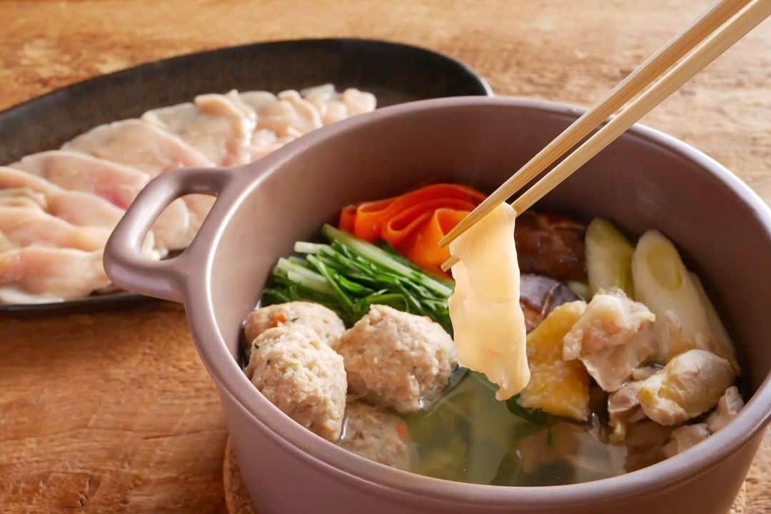 Komerco-コメルコ-さんのインスタグラム写真 - (Komerco-コメルコ-Instagram)「. スープも余すことなく味わえる。 とっておきの鍋セット  現在Komercoでは、12月27日（日）まで 「 #Komerco冬のオンラインマルシェ 」を開催しております。 期間中は、【Komerco全アイテム送料無料】です♪  寒さが一段と厳しくなってきたこの季節。あったかい鍋料理でからだを芯からあたためませんか？ 今回は肉の旨みをしっかりと感じられてスープまでおいしい、とっておきの鍋セットを集めました。  ------------------------------- ▷ #コメルコバナシ は、KomercoアプリとWebサイトのホーム画面でご紹介している読みもの。クリエイターや作品の魅力を紹介し、モノからはじまる料理の楽しさと可能性を提案しています。 https://komer.co/komercobanashis  ▷Web版はプロフィールリンクから📲 @komerco_official  ▷iOS版アプリのダウンロードはAppStoreにて「Komerco」または「コメルコ」と検索🔎 -------------------------------  #冬もおうちごはんを楽しもう  #komerco #コメルコ #cookpad #クックパッド #komercoごはん #料理をもっと楽しく #おうちごはんを楽しもう #おうちごはん #instafood #foodpic #cookinglove #手しごと #手作り #うつわ好きな人と繋がりたい #お取り寄せ #陶器市 #マルシェ #オンラインマルシェ  #送料無料 #鍋料理 #鍋セット #参鶏湯 #参鶏湯スープ #軍鶏肉 #シャモ鍋 #シャモ肉」12月18日 7時30分 - komerco_official
