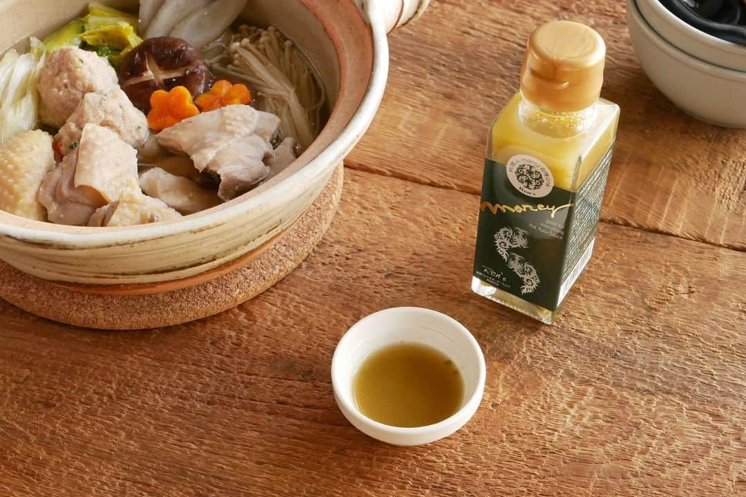 Komerco-コメルコ-さんのインスタグラム写真 - (Komerco-コメルコ-Instagram)「. スープも余すことなく味わえる。 とっておきの鍋セット  現在Komercoでは、12月27日（日）まで 「 #Komerco冬のオンラインマルシェ 」を開催しております。 期間中は、【Komerco全アイテム送料無料】です♪  寒さが一段と厳しくなってきたこの季節。あったかい鍋料理でからだを芯からあたためませんか？ 今回は肉の旨みをしっかりと感じられてスープまでおいしい、とっておきの鍋セットを集めました。  ------------------------------- ▷ #コメルコバナシ は、KomercoアプリとWebサイトのホーム画面でご紹介している読みもの。クリエイターや作品の魅力を紹介し、モノからはじまる料理の楽しさと可能性を提案しています。 https://komer.co/komercobanashis  ▷Web版はプロフィールリンクから📲 @komerco_official  ▷iOS版アプリのダウンロードはAppStoreにて「Komerco」または「コメルコ」と検索🔎 -------------------------------  #冬もおうちごはんを楽しもう  #komerco #コメルコ #cookpad #クックパッド #komercoごはん #料理をもっと楽しく #おうちごはんを楽しもう #おうちごはん #instafood #foodpic #cookinglove #手しごと #手作り #うつわ好きな人と繋がりたい #お取り寄せ #陶器市 #マルシェ #オンラインマルシェ  #送料無料 #鍋料理 #鍋セット #参鶏湯 #参鶏湯スープ #軍鶏肉 #シャモ鍋 #シャモ肉」12月18日 7時30分 - komerco_official