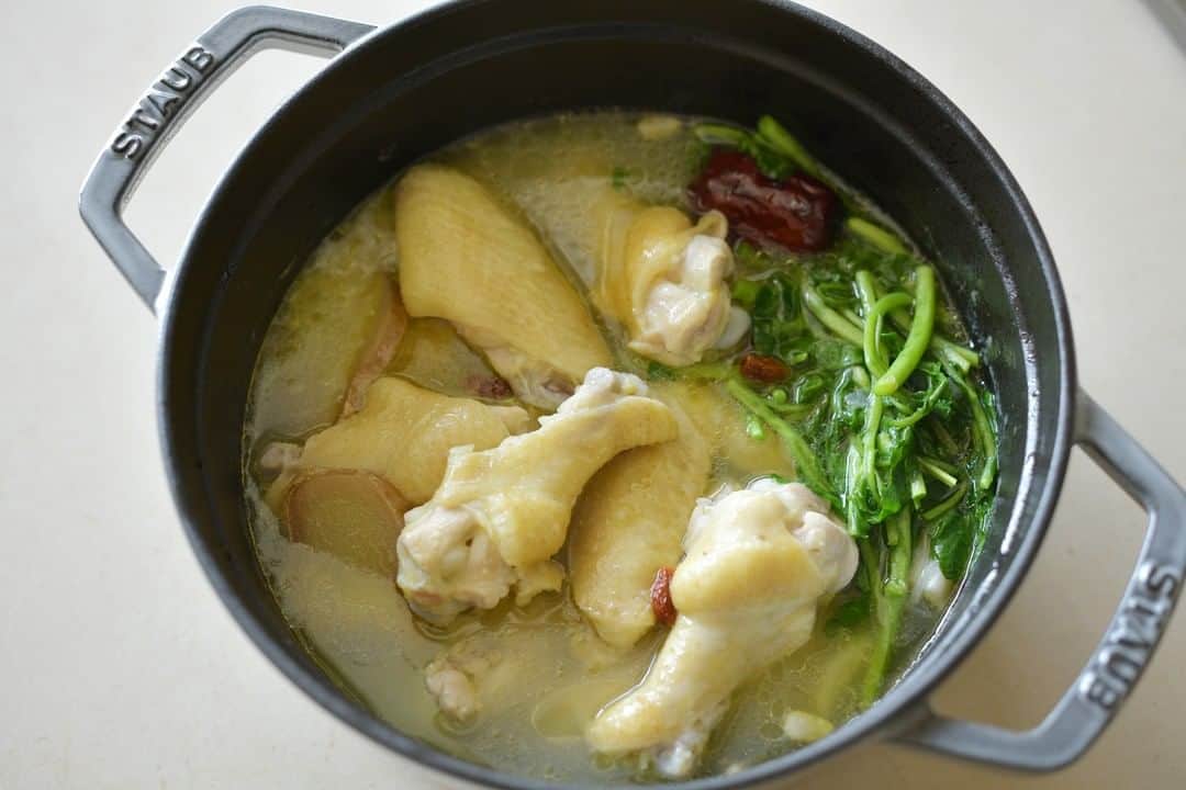 Komerco-コメルコ-さんのインスタグラム写真 - (Komerco-コメルコ-Instagram)「. スープも余すことなく味わえる。 とっておきの鍋セット  現在Komercoでは、12月27日（日）まで 「 #Komerco冬のオンラインマルシェ 」を開催しております。 期間中は、【Komerco全アイテム送料無料】です♪  寒さが一段と厳しくなってきたこの季節。あったかい鍋料理でからだを芯からあたためませんか？ 今回は肉の旨みをしっかりと感じられてスープまでおいしい、とっておきの鍋セットを集めました。  ------------------------------- ▷ #コメルコバナシ は、KomercoアプリとWebサイトのホーム画面でご紹介している読みもの。クリエイターや作品の魅力を紹介し、モノからはじまる料理の楽しさと可能性を提案しています。 https://komer.co/komercobanashis  ▷Web版はプロフィールリンクから📲 @komerco_official  ▷iOS版アプリのダウンロードはAppStoreにて「Komerco」または「コメルコ」と検索🔎 -------------------------------  #冬もおうちごはんを楽しもう  #komerco #コメルコ #cookpad #クックパッド #komercoごはん #料理をもっと楽しく #おうちごはんを楽しもう #おうちごはん #instafood #foodpic #cookinglove #手しごと #手作り #うつわ好きな人と繋がりたい #お取り寄せ #陶器市 #マルシェ #オンラインマルシェ  #送料無料 #鍋料理 #鍋セット #参鶏湯 #参鶏湯スープ #軍鶏肉 #シャモ鍋 #シャモ肉」12月18日 7時30分 - komerco_official