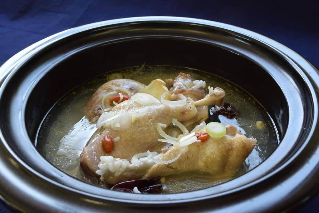 Komerco-コメルコ-さんのインスタグラム写真 - (Komerco-コメルコ-Instagram)「. スープも余すことなく味わえる。 とっておきの鍋セット  現在Komercoでは、12月27日（日）まで 「 #Komerco冬のオンラインマルシェ 」を開催しております。 期間中は、【Komerco全アイテム送料無料】です♪  寒さが一段と厳しくなってきたこの季節。あったかい鍋料理でからだを芯からあたためませんか？ 今回は肉の旨みをしっかりと感じられてスープまでおいしい、とっておきの鍋セットを集めました。  ------------------------------- ▷ #コメルコバナシ は、KomercoアプリとWebサイトのホーム画面でご紹介している読みもの。クリエイターや作品の魅力を紹介し、モノからはじまる料理の楽しさと可能性を提案しています。 https://komer.co/komercobanashis  ▷Web版はプロフィールリンクから📲 @komerco_official  ▷iOS版アプリのダウンロードはAppStoreにて「Komerco」または「コメルコ」と検索🔎 -------------------------------  #冬もおうちごはんを楽しもう  #komerco #コメルコ #cookpad #クックパッド #komercoごはん #料理をもっと楽しく #おうちごはんを楽しもう #おうちごはん #instafood #foodpic #cookinglove #手しごと #手作り #うつわ好きな人と繋がりたい #お取り寄せ #陶器市 #マルシェ #オンラインマルシェ  #送料無料 #鍋料理 #鍋セット #参鶏湯 #参鶏湯スープ #軍鶏肉 #シャモ鍋 #シャモ肉」12月18日 7時30分 - komerco_official