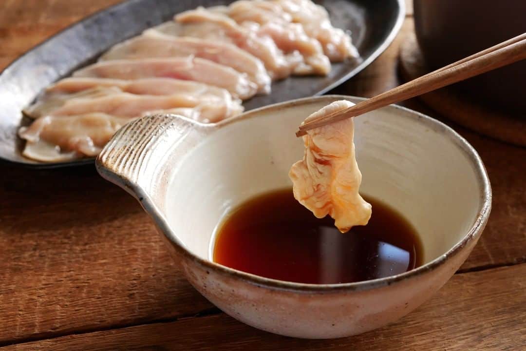 Komerco-コメルコ-さんのインスタグラム写真 - (Komerco-コメルコ-Instagram)「. スープも余すことなく味わえる。 とっておきの鍋セット  現在Komercoでは、12月27日（日）まで 「 #Komerco冬のオンラインマルシェ 」を開催しております。 期間中は、【Komerco全アイテム送料無料】です♪  寒さが一段と厳しくなってきたこの季節。あったかい鍋料理でからだを芯からあたためませんか？ 今回は肉の旨みをしっかりと感じられてスープまでおいしい、とっておきの鍋セットを集めました。  ------------------------------- ▷ #コメルコバナシ は、KomercoアプリとWebサイトのホーム画面でご紹介している読みもの。クリエイターや作品の魅力を紹介し、モノからはじまる料理の楽しさと可能性を提案しています。 https://komer.co/komercobanashis  ▷Web版はプロフィールリンクから📲 @komerco_official  ▷iOS版アプリのダウンロードはAppStoreにて「Komerco」または「コメルコ」と検索🔎 -------------------------------  #冬もおうちごはんを楽しもう  #komerco #コメルコ #cookpad #クックパッド #komercoごはん #料理をもっと楽しく #おうちごはんを楽しもう #おうちごはん #instafood #foodpic #cookinglove #手しごと #手作り #うつわ好きな人と繋がりたい #お取り寄せ #陶器市 #マルシェ #オンラインマルシェ  #送料無料 #鍋料理 #鍋セット #参鶏湯 #参鶏湯スープ #軍鶏肉 #シャモ鍋 #シャモ肉」12月18日 7時30分 - komerco_official