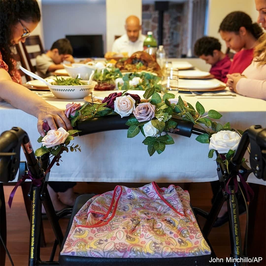 ABC Newsさんのインスタグラム写真 - (ABC NewsInstagram)「Vivian Zayas of Deer Park, New York, grips the walker of her deceased mother during Thanksgiving dinner. Her mother died from COVID-19 while recovering at a nursing home. Tap the link in bio for more of a year in pictures as selected by the ABC News photo editors. #yearinpictures #abcnews #endofyear」12月18日 7時30分 - abcnews