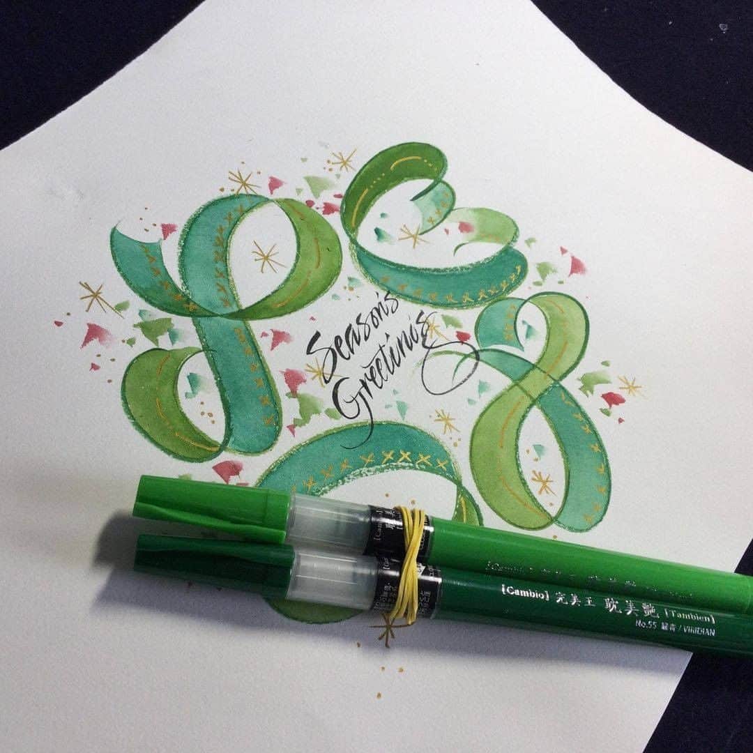 Kuretakeさんのインスタグラム写真 - (KuretakeInstagram)「🎁クリスマスまであと７日🎁 クリスマスが近づいてきましたね🎄完美王 耽美艶の２色をゴムで固定して描くツリ―、とってもかわいいです！文字書きだけではなくイラストにも使用できるのでクリスマスカード作りや年賀状におすすめですよ！  Holiday is coming🎅 We recommend using this to make Holiday greeting cards!   Art by: @ysuzu12 Made with: 完美王 耽美艶 ／KURETAKE CAMBIO TAMBIEN 呉竹 顔彩耽美／KURETAKE GANSAI TAMBI  #kuretake  #呉竹 #kuretakezig #kuretakebrushpen #耽美艶 #完美王 #brushlettering #brushpen #tambien #kuretakewatercolors #christmascard #christmas #cardmaking #artwork  #illustration #gansaitambi #watercolor #顔彩耽美」12月18日 7時30分 - kuretakejapan