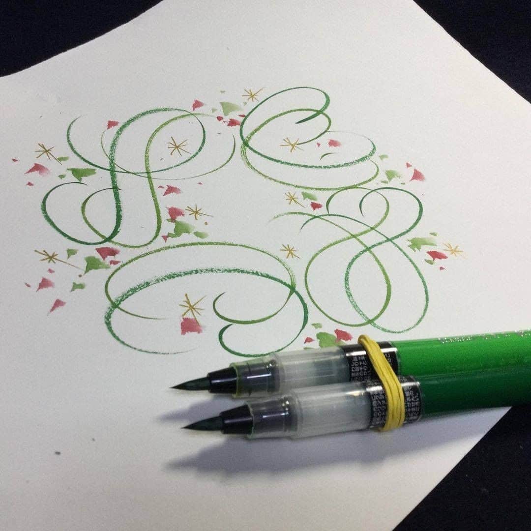 Kuretakeさんのインスタグラム写真 - (KuretakeInstagram)「🎁クリスマスまであと７日🎁 クリスマスが近づいてきましたね🎄完美王 耽美艶の２色をゴムで固定して描くツリ―、とってもかわいいです！文字書きだけではなくイラストにも使用できるのでクリスマスカード作りや年賀状におすすめですよ！  Holiday is coming🎅 We recommend using this to make Holiday greeting cards!   Art by: @ysuzu12 Made with: 完美王 耽美艶 ／KURETAKE CAMBIO TAMBIEN 呉竹 顔彩耽美／KURETAKE GANSAI TAMBI  #kuretake  #呉竹 #kuretakezig #kuretakebrushpen #耽美艶 #完美王 #brushlettering #brushpen #tambien #kuretakewatercolors #christmascard #christmas #cardmaking #artwork  #illustration #gansaitambi #watercolor #顔彩耽美」12月18日 7時30分 - kuretakejapan