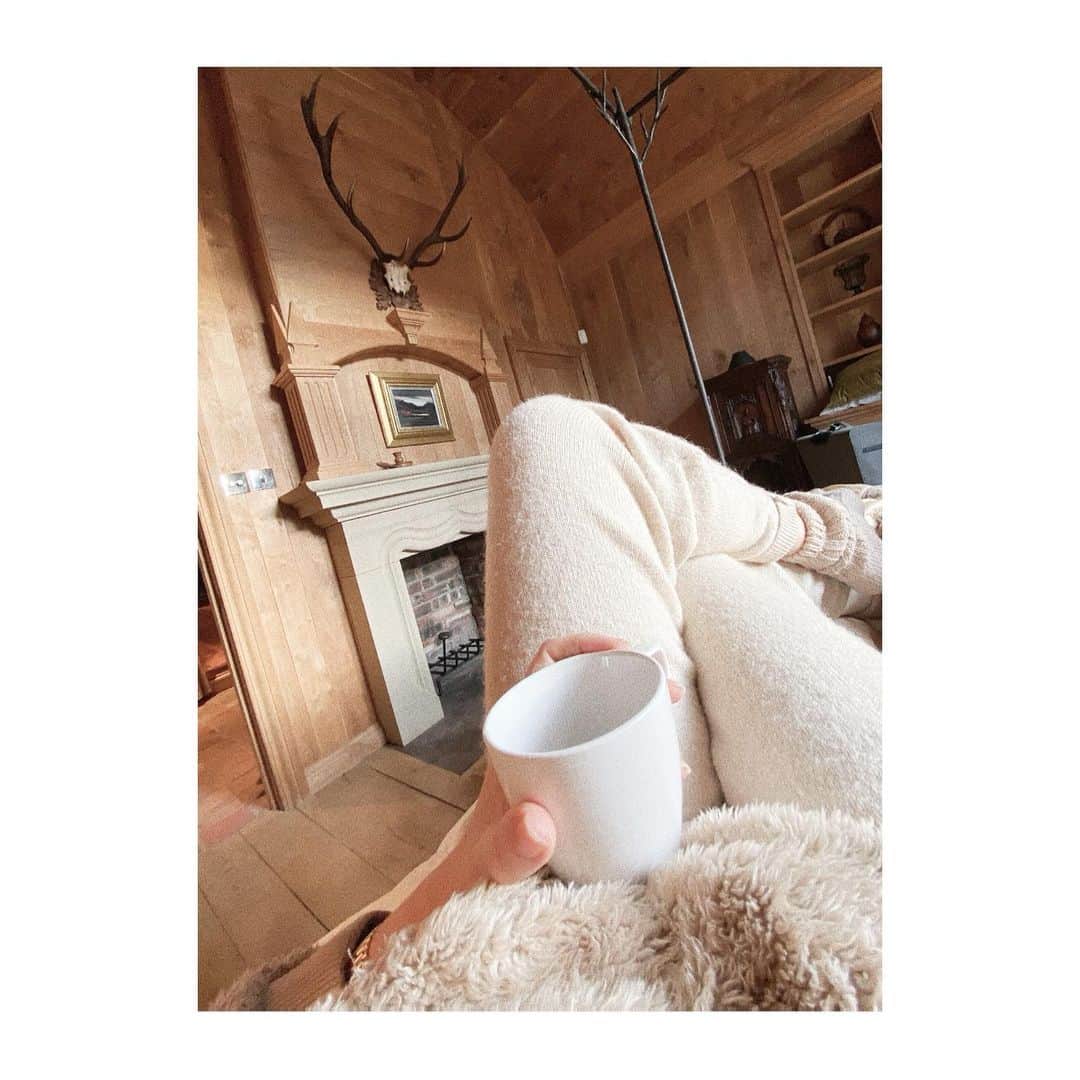 ギャランス・ドレのインスタグラム：「In bed with a tea - story of this year, except not always in such fantastic bedrooms. This one was at @wormistoune 😍」
